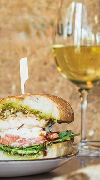 The right wine can completely change your meal 🍷 When paired properly, it enhances the flavors of your food. You don’t need to overthink it, just a few simple pairings can go a long way.
For more fun wine facts, head over to @labellewinery’s website.
#winelover #womenwinemaker #smallcreator #learning #labellewine