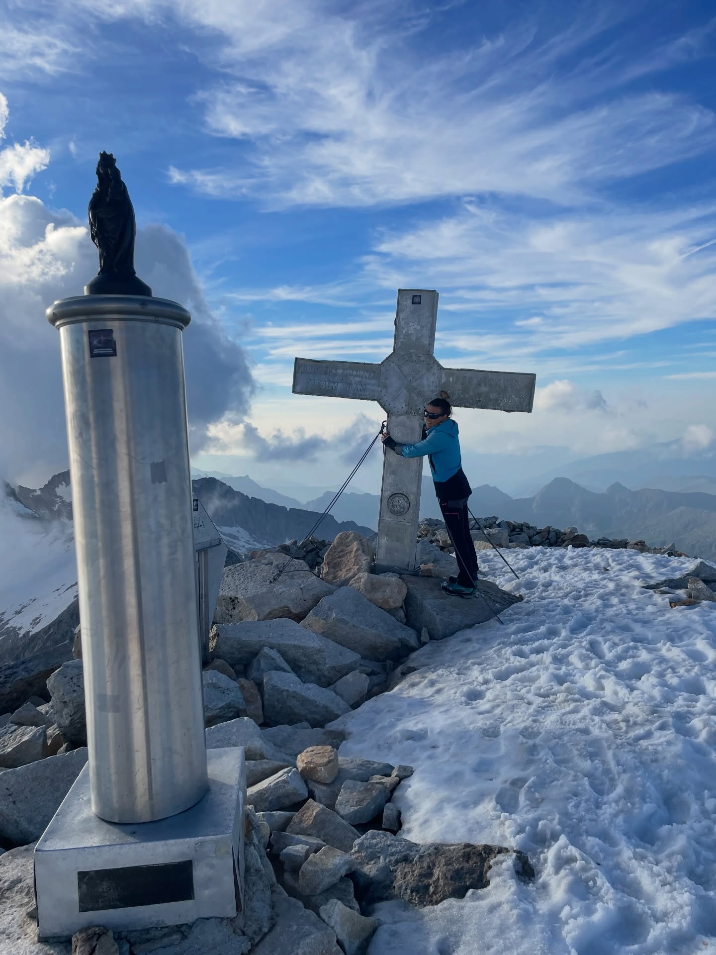 NUESTRA OPINIÓN 🏔️ sobre la desaparición de la cruz del Aneto.
No es una anécdota.
Es una falta de respeto.
Porque no hablamos solo de un símbolo religioso.
Hablamos de historia, de montaña, de todo lo que representa para quienes han llegado hasta allí arriba.
Y sí, puedes estar más o menos de acuerdo con que haya cruces o símbolos en las cimas.
Pero esto no se soluciona así.
Nosotros lo tenemos claro: los extremos nunca son el camino.
Igual que no lo fue arrancar las clavijas de Cotatuero o aquella cruz gigantesca del Udalaitz.
Rechazamos esa forma de actuar.
❌ Quitarla no es avanzar.
❌ No es reivindicar.
❌ No es diálogo.
La montaña siempre ha sido convivencia.
Personas distintas, con ideas distintas, compartiendo un mismo lugar.
Eliminar lo que no te representa no es respeto.
Es imponer.
Y eso, en la montaña, nunca ha ido de eso.
Hoy es una cruz.
Mañana… ¿qué será?
Dejanos tu opinión en comentarios 🙌
#Aneto #Pirineos #Respeto #Montaña #Patrimonio