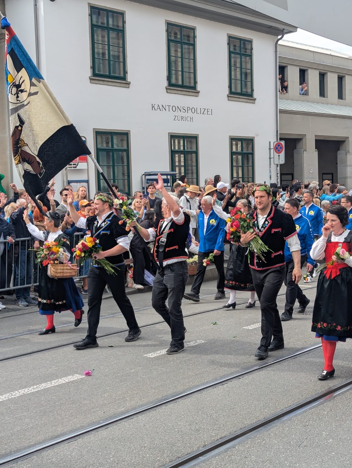 Was für ein toller Tag heute in Zürich! Graubünden als Gastkanton am Sechseläuten, schönstes Frühlingswetter, beste Stimmung auf allen Strassen und Plätzen…
Unser Verband mit Schwingerkönig Armon Orlik, Eidgenosse Christian Biäsch sowie weiteren (Jung-)schwingern und Funktionären erhielt während des traditionellen „Zugs zum Feuer“ viel Beifall und Sympathiebekundungen.
Danke dem @kantongr und allen Beteiligten, dass wir dabei sein durften!
#Schwingen #Graubünden #Tradition #Zürich #Sechseläuten
📸: BKSV (diverse)
@gkb.ch @repowerschweiz @cofox_ag