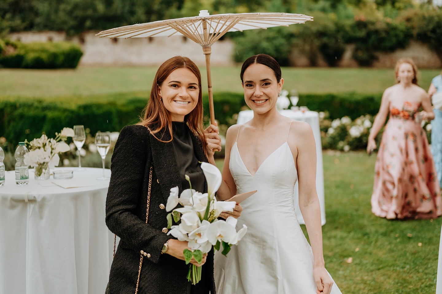Für einen High-End Wedding Planner gibt es keinen schöneren Lohn als den Moment, in dem die monatelange, detailverliebte Planung in pure Emotion umschlägt. Wenn das Brautpaar diese unvergleichliche Freude in den Augen hat.
Es ist ein Privileg, diese tiefe, ehrliche Freude so hautnah mitzuerleben. Inmitten von exklusivem Ambiente und höchster Perfektion ist es am Ende das strahlende Lächeln unserer Paare, das den Tag erst wirklich unvergesslich macht. Ich kreiere nicht nur Hochzeiten, ich schaffe die emotionalsten Events.
Foto @richardmarschik_photography
#HighEndWedding #Hochzeitsplanung #weddingplanner #WeddingVibes #ExklusiveEvents