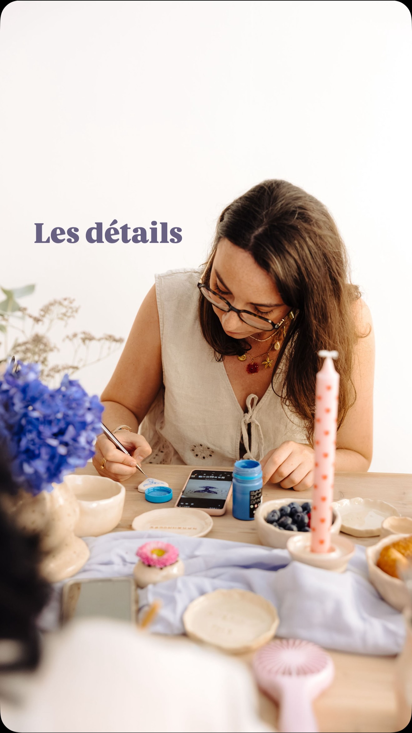 Dans mon atelier de céramique à Nice, chaque pièce pensée avec précision, sensibilité et exigence. À travers mes ateliers céramiques, je transmets cette vision où le luxe ne se montre pas, mais se ressent dans chaque geste, dans chaque finition, dans chaque détail.
Lors des ateliers de poterie et de peinture sur céramique à Nice, vous découvrez une approche différente de la création : prendre le temps, observer, affiner, recommencer, jusqu’à atteindre une forme juste et harmonieuse. C’est dans cette attention que naît la véritable valeur d’une pièce.
Chaque objet en céramique artisanale sur la Côte d’Azur est façonné à la main, avec une intention claire : créer quelque chose d’unique, durable et profondément personnel. Ici, les ateliers créatifs deviennent une expérience immersive, où l’on ralentit pour mieux ressentir.
Participer à un atelier céramique à Nice, ce n’est pas seulement apprendre une technique, c’est entrer dans un univers où le détail fait toute la différence et où chaque création raconte une histoire.
Réservez votre place et venez découvrir le luxe dans les détails à travers une expérience céramique unique sur la Côte d’Azur.