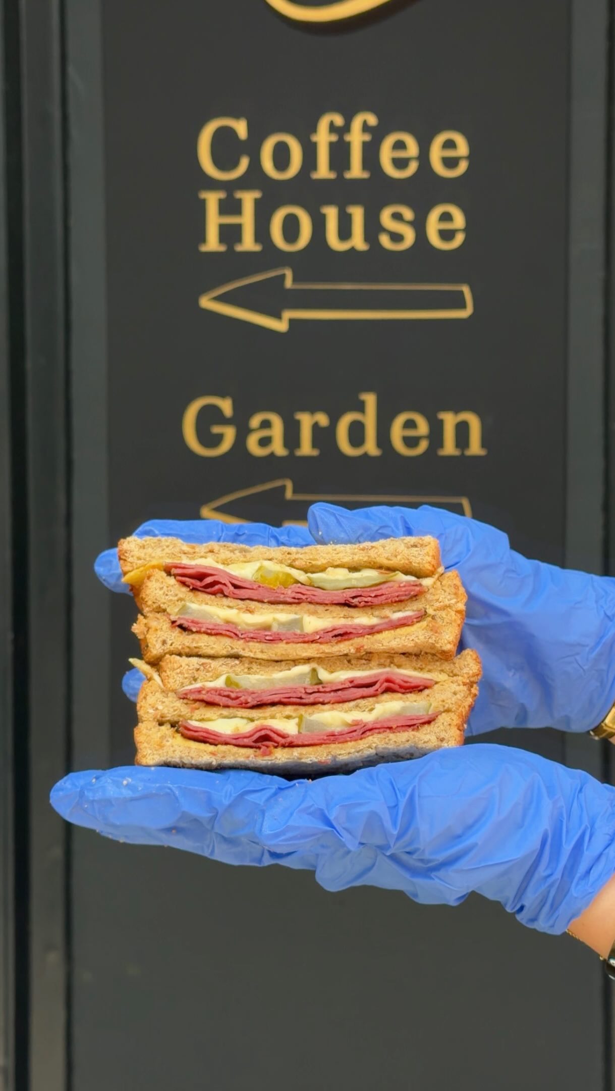 Let us take you on a trip to New York… 🏙️🥪
Our beloved club sandwich, “New York, New York” 🧡
A delicious mix of peppered pastrami, Emmental cheese, gherkins & Dijon mustard 😋
Choice of malted brown bread | soft grain white bread | gluten-free bread
Which one of our sandwiches is your favourite?
#hitchineats #chillibhitchin #clubsandwich #hertfordshireeats #chillibs