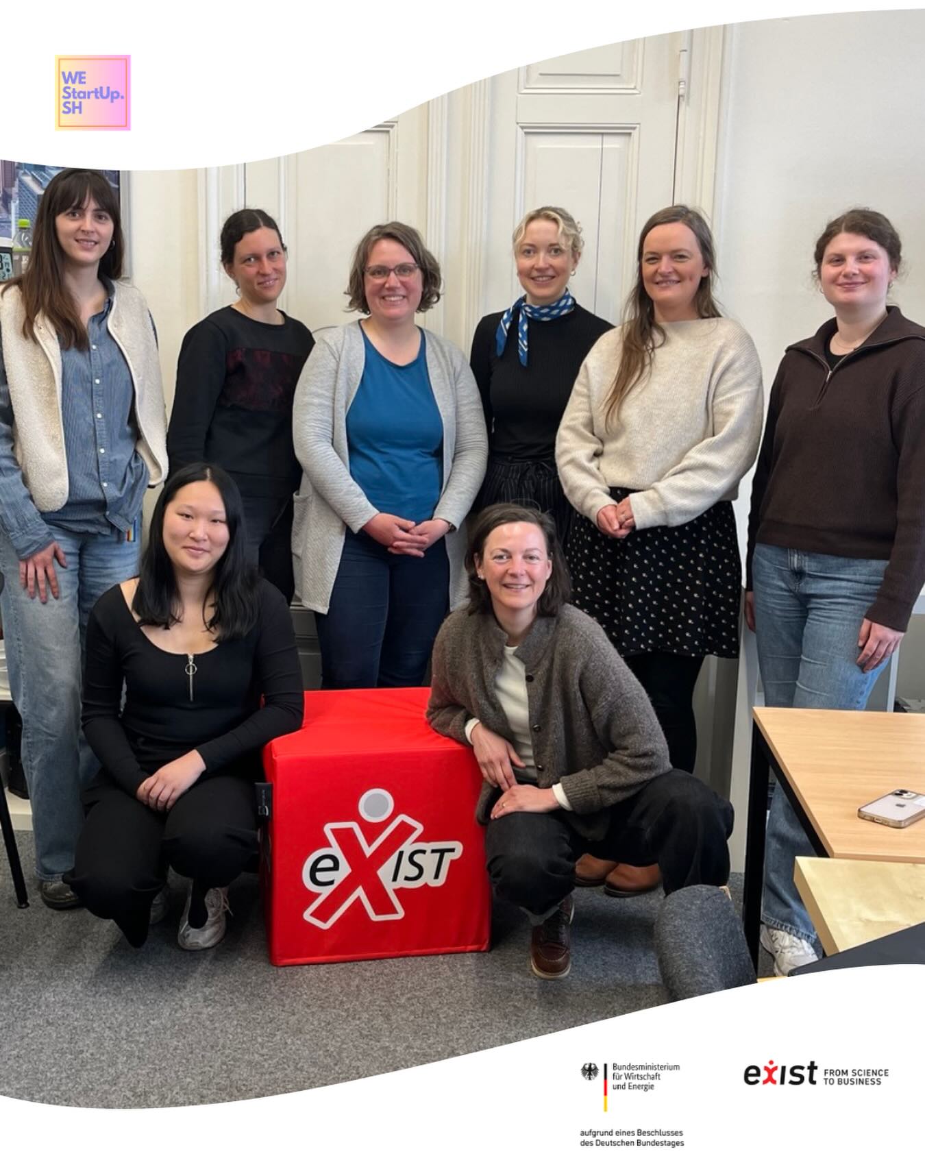 ✨ Kick-Off bei EXIST- Women ✨
Diese Woche war es endlich so weit: Beim ersten gemeinsamen Get-together haben sich unsere Stipendiatinnen kennengelernt – untereinander und mit den Teams von @westartupsh und dem @dock1_fl 😊
Neben vielen ersten Gesprächen, spannenden Einblicken und spürbarer Aufbruchsstimmung begann heute ganz offiziell die gemeinsame Reise.In den kommenden Monaten erwarten unsere Teilnehmerinnen inspirierende Workshops, wertvoller Austausch, neue Perspektiven und ein starkes Netzwerk an ihrer Seite 🤝
Wir freuen uns auf alles, was entsteht – auf Ideen, Verbindungen und Geschichten, die wachsen dürfen 🌱
EXISTWomenSH ist eine Kooperation zwischen der @startup.bridge der Fachhochschule Wedel, dem @gruendercube des Hanse Innovations Campus Lübeck, dem @zfe_kiel - Zentrum für Entrepreneurship der Christian-Albrechts-Universität Kiel @kieluni, der @muthesiuskunsthochschulekiel, der @_hawkiel, der @fhwestkueste und WEStartUpSH des Jackstädt-Zentrums der Europa-Universität Flensburg @uni.flensburg @dock1_fl @startupsh_now @hochschuleflensburg – Gefördert vom Bundesministerium für Wirtschaft und Energie @bundeswirtschaftsministerium. Zu unserer Freude konnten wir unser Netzwerk der in SH teilnehmenden Hochschulen durch die @_hawkiel und die @fhwestkueste erweitern! Gemeinsam stärken wir so das landesweite Gründungsökosystem für Frauen weiter.
Gefördert vom: @bundeswirtschaftsministerium
