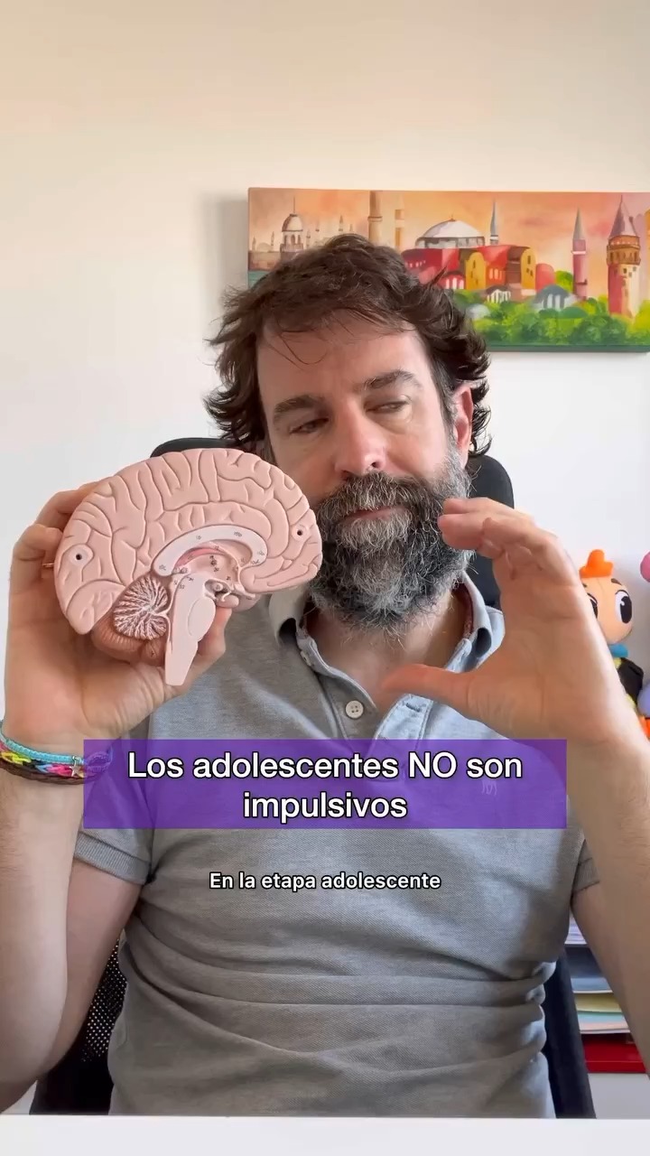 El cerebro adolescente está en plena reconstrucción.
La parte emocional madura más rápido que la racional, por eso pueden actuar por impulso, sentir todo intensamente y dejarse llevar por la presión social o la necesidad de pertenecer.
No es falta de interés… es un cerebro aprendiendo a regular emociones, decisiones y límites.
#Adolescencia #CerebroAdolescente #SaludMental #Psicología #CEDHAP #Ansiedad #Neuropsicología