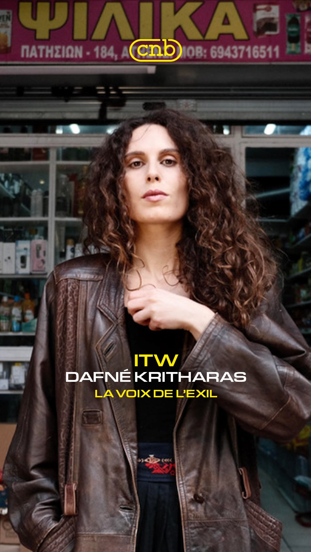 On a rencontré @dafnekritharas au @printempsdb 🌊
Fille d’un père grec et d’une mère française, Dafné porte la Méditerranée comme une langue secrète, celle qui traverse « Prayer & Sin », son nouvel album, fait de compositions personnelles, de jazz, de folk et de traditions qui voyagent.
On a parlé de la Grèce intime qui hante ses textes, du saut vers l’écriture personnelle après deux albums de répertoire, du choix des langues (grec, français, anglais) comme acte instinctif autant que poétique.
Sa musique, c’est une résistance douce. La voix des exils, des femmes, des traversées. Une invitation à imaginer le monde autrement.
Merci encore @dafnekritharas 💙
#dafnekritharas #printempsdebourges