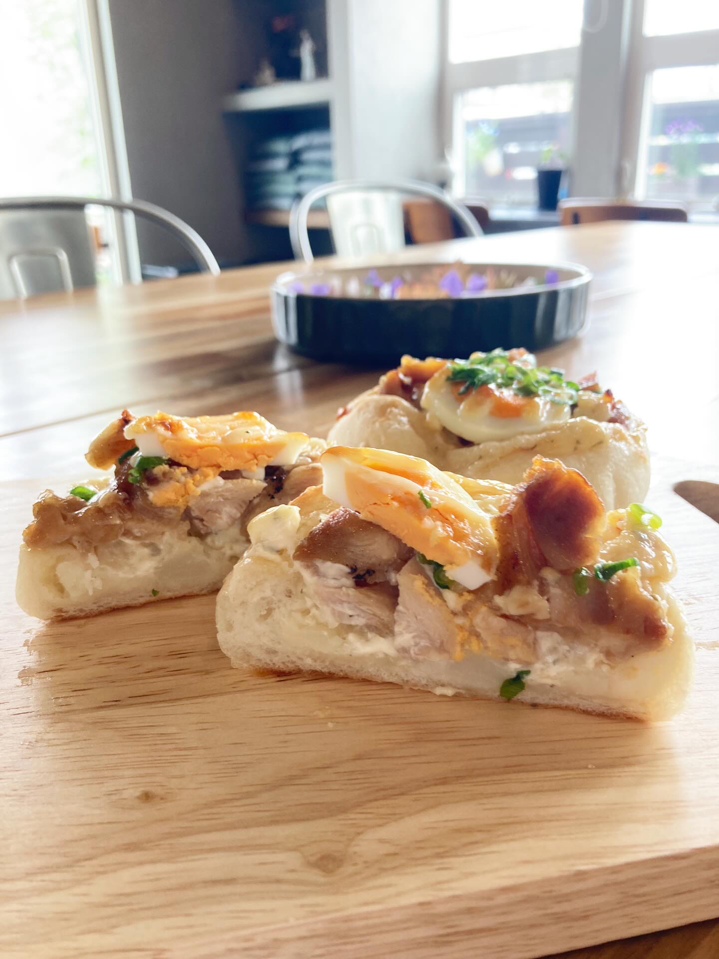 \甘酢だれ×唐揚げ×タルタル/
惣菜パン新商品のお知らせです!
・ほっこりチキン南蛮ブレッド 350円(税込)
特製の甘酢だれを絡めた唐揚げにタルタルソースを、
ほっこりポテトブレッドにのせて焼き上げました!
仕上げに小ネギを散らして、
やさしい味わいにちょっとしたアクセント!
甘酢だれ×ジューシー唐揚げ×タルタル
この組み合わせ、間違いないおいしさです!
10時30分頃焼きあがります!
11時30分〜はランチタイム
【シチリアフェア新メニュー】
鶏の煮込み料理やイワシやレモン香る自家製生パスタもご用意しております!
本日もご来店をお待ちしております♪
#FarineetvinKaZe
#綾瀬パン屋
#食べ応え抜群
#ボリューム満点
#テラス席わんちゃんOK