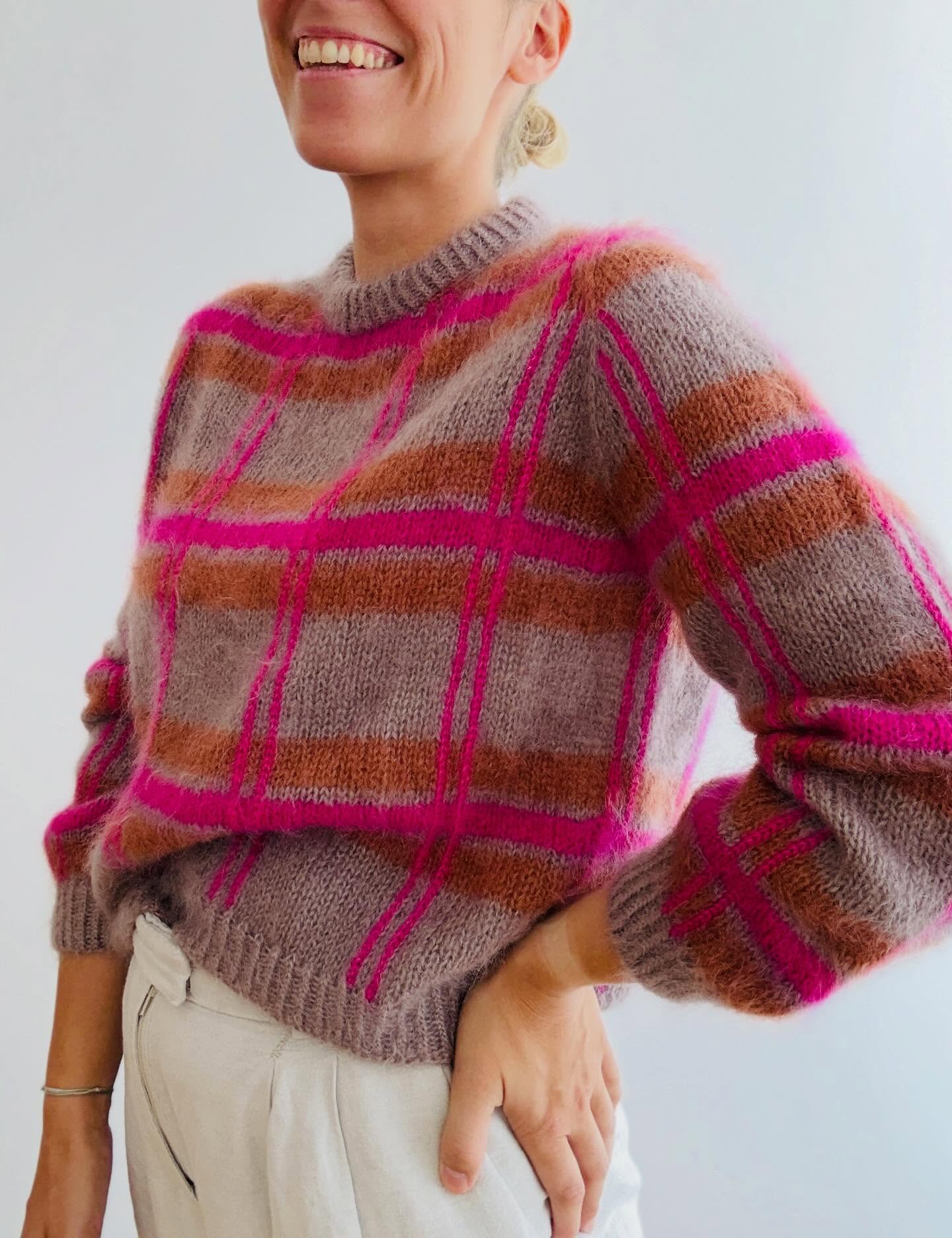 Once in a while, I need to show off this perfect color combo for Ceallaigh chosen by @sassysassili 😍
.
And a friendly reminder that my patterns are still 25 % off on my website and Ravelry - no code needed 💗
.
.
.
Pattern by me - #ceallaighsweater - and available now in German, English, French, Polish and Danish on my website and Ravelry 💗
.
Yarn: Silkhair by @lanagrossa
.
Advertising
.
#knitting #knittinginspiration #knittingaddict #stricken