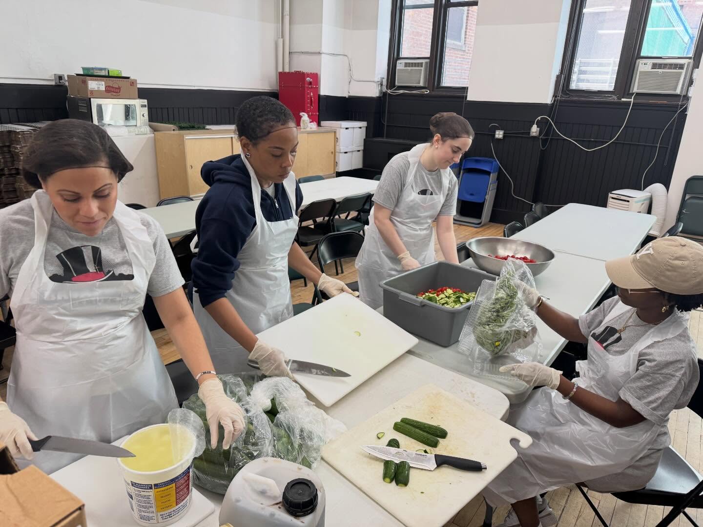 When it’s 88 degrees in April, a cucumber caprese salad is EXACTLY what should be on the menu. Our volunteers made a delicious salad that was served for today’s meal @stlukessoupkitchen_nyc 🥗Join us on 4/28 for more kitchen tasks at St. Luke’s! Visit broadwayserves.volunteerhub.com or click the link in our bio to RSVP.
