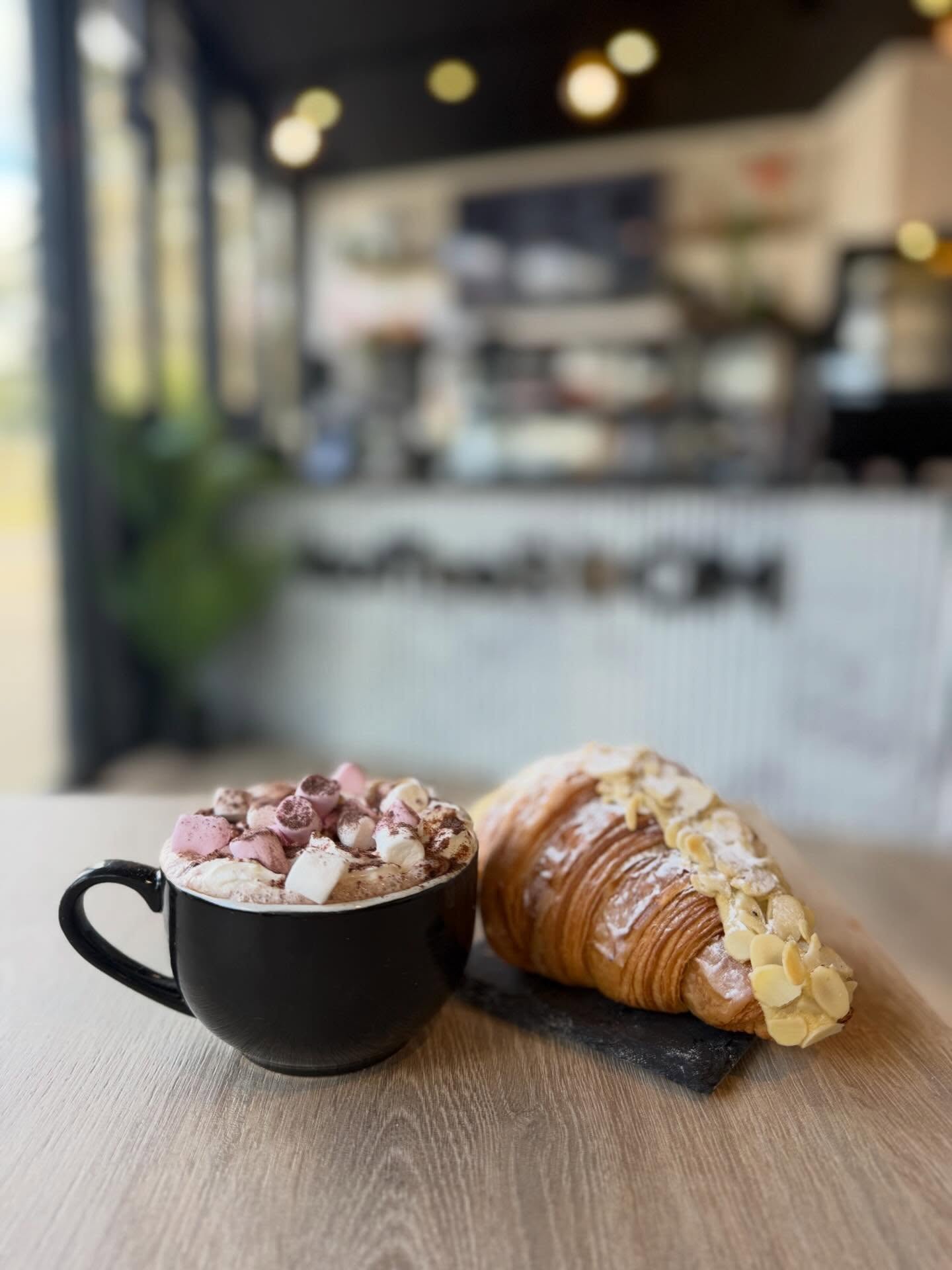 🍫 🥐 Name a better combination!! #perfection #hotchoclate☕️ #coffeeshop #surbiton #berrylands