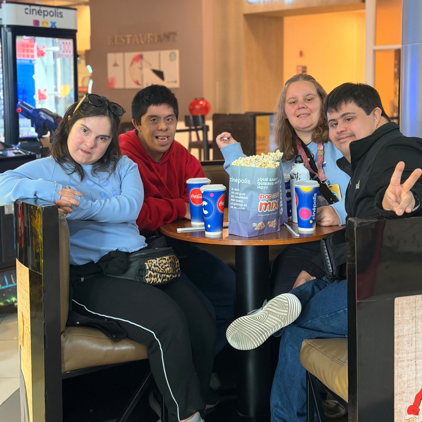 Comenzó nuestro programa VAI! 🌟
Este sábado 18 de abril dimos inicio a VAI: Vida Activa e Independiente, un espacio pensado para jóvenes que buscan disfrutar, aprender y conectar 💬✨
Cada sábado, de 10:00 a 14:30 hrs, desarrollamos actividades de ocio y tiempo libre que fomentan la sociabilización, la autonomía y la creación de nuevas amistades 🤝💛
📌 ¡Aún tenemos cupos disponibles!
Si quieres ser parte de esta experiencia, escríbenos a contacto@edudown.cl para conocer valores y todo lo que incluye nuestro programa.
¡Te esperamos para vivir juntos esta gran experiencia! 🙌