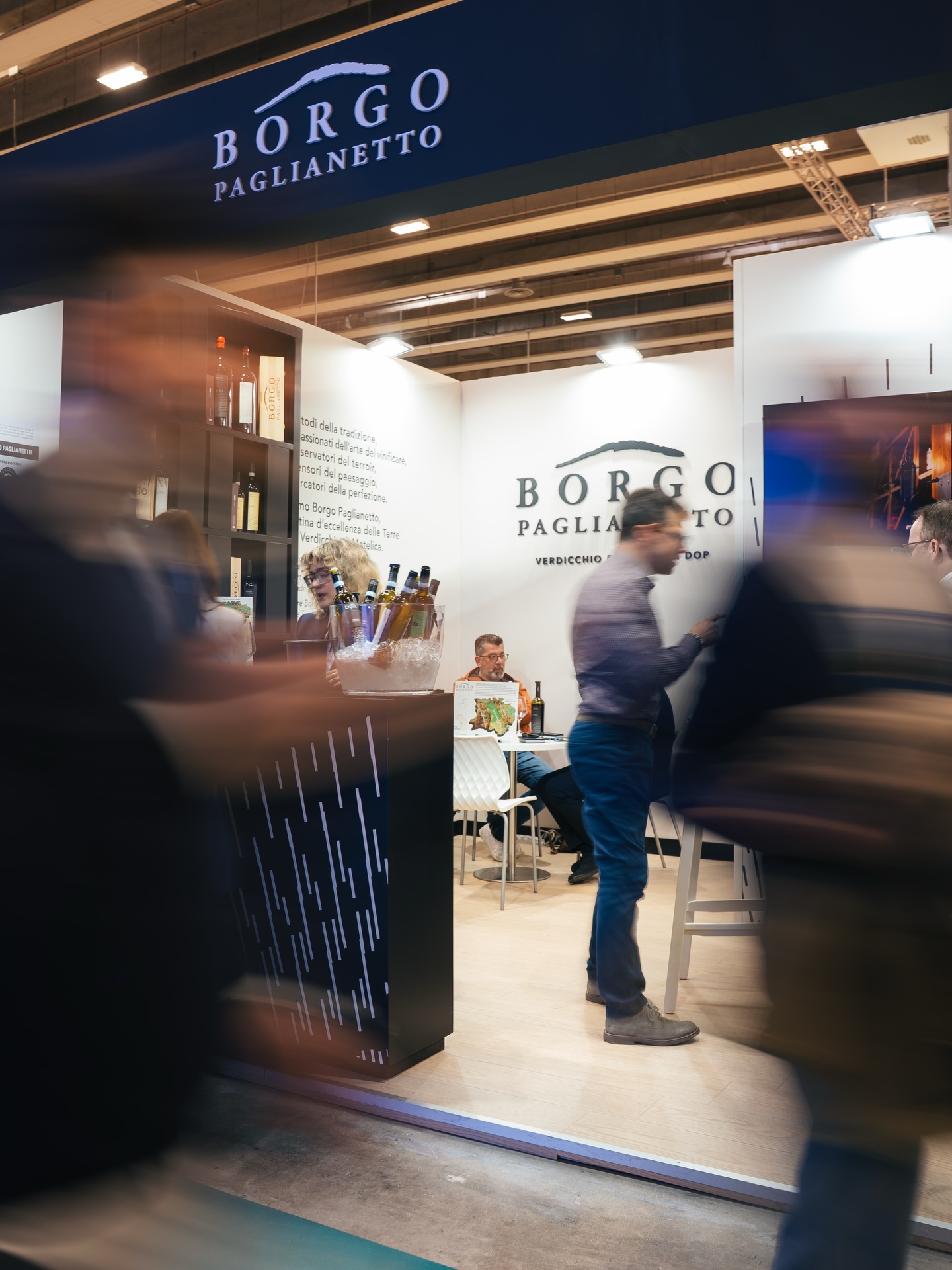 Penultimo giorno a Vinitaly.
Il ritmo non rallenta, si trasforma.
I calici si riempiono di storie, gli incontri diventano connessioni, e ogni assaggio racconta qualcosa in più.
È qui, tra dettagli e sfumature, che il Verdicchio di Matelica continua a farsi ricordare 🍷
Penultimate day at Vinitaly.
The pace doesn’t slow down — it evolves.
Glasses fill with stories, encounters turn into connections, and every tasting reveals something more.
It’s here, in the details and nuances, that Verdicchio di Matelica continues to leave its mark 🍷
#borgopaglianetto #verdicchiodimatelica #vinitaly2026