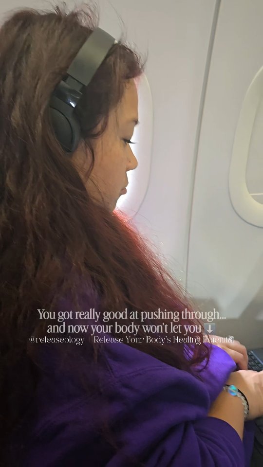 Thatās not weakness. Thatās your nervous system finally drawing a line.
For years, your body adapted to everything you asked of itā
stress, pressure, deadlines, emotional load, lack of rest.
It kept saying āIāve got thisāā¦
Until it didnāt.
Now it looks like:
⢠fatigue that doesnāt go away
⢠tension that keeps coming back
⢠symptoms that donāt āmake senseā
⢠feeling wired but exhausted at the same time
This is what happens when your system has been in protection mode for too long.
Itās not that your body stopped workingā
itās that it stopped letting you override it.
Pushing through worked⦠until your body decided safety matters more than performance.
The shift isnāt to try harder.
Itās to start giving your brain better signals that itās safe to let go.
Thatās where real healing starts.
Comment LIBRARY if you want the exact exercises I give my patients to help their body feel safe again š¤