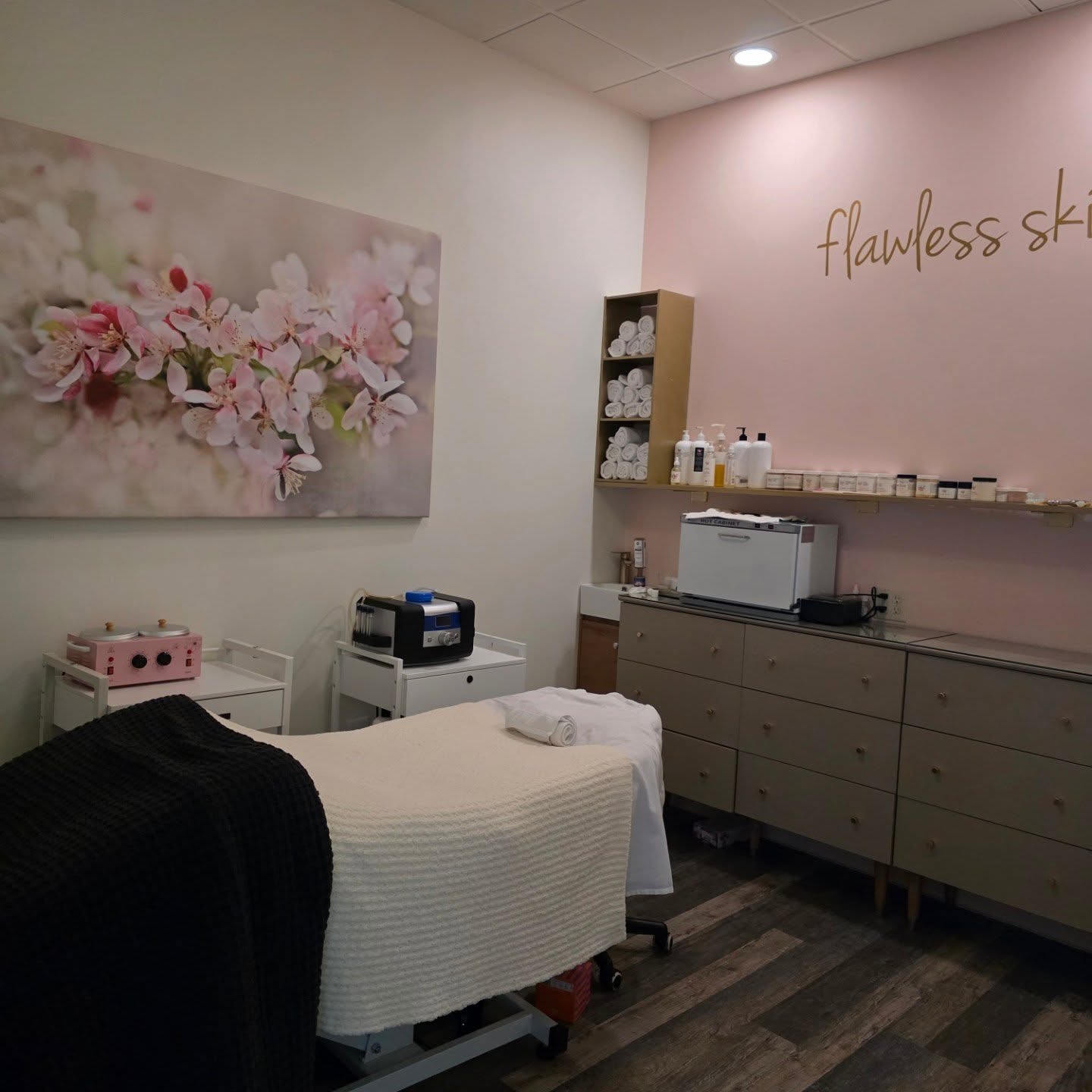 Facial Opening Today ✨
We have a few last-minute facial appointments available today with Emily at Face It Skin Bar & Refillery in Happy Valley.
If your skin needs a reset—dry, dull, breaking out, or just not cooperating—this is your sign. Emily specializes in customized facials that focus on skin health, barrier repair, and real results (not just fluff).
Services available: • Customized facials
• Brow shaping & tinting
• Lash lifts
📍 Located right here in Happy Valley
🕒 Limited spots—once they’re gone, they’re gone
Message us or book here: www.faceitskin.net
Come in, reset your skin, and leave glowing.
DM me or schedule at faceitskin.net
#FaceItSkin #oregonesthetician #happyvalleyoregon #portlandoregon #skincare skincareroutine