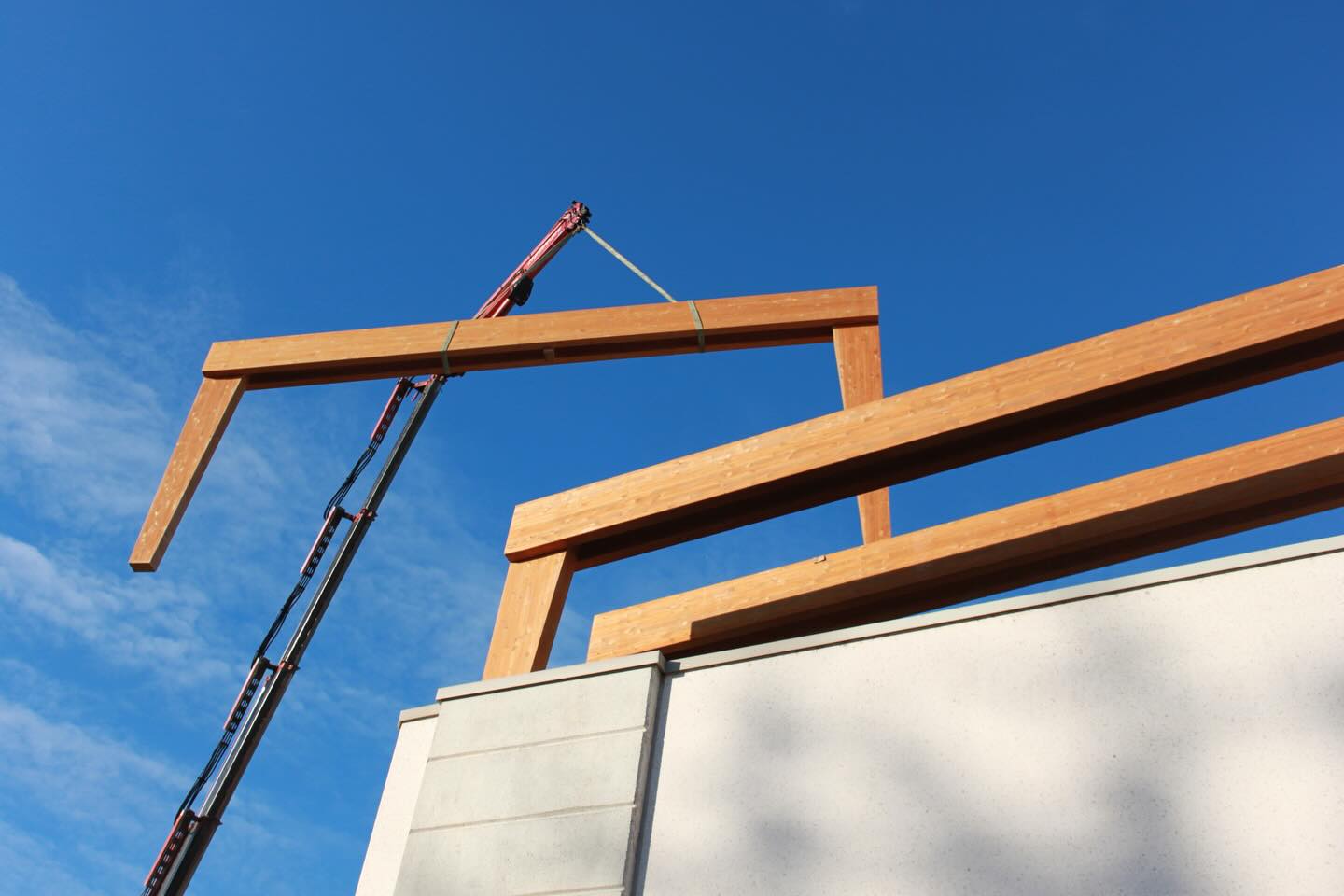<Ampliamento in legno>
•
In questo carosello ti mostriamo le fasi della costruzione di un ampliamento in legno, realizzato qualche anno fa, sul terrazzo del Salumificio Trascinelli.
Una struttura solida e sostenibile, costruita con pilastri in legno e travi di falda in legno di abete lamellare, poi rifinita internamente con perlinato ed esternamente con pannelli prefabbricati in continuità con la facciata esistente.
•
Ogni dettaglio racconta il nostro modo di costruire: precisione, qualità dei materiali e rispetto per l’ambiente.
👉 Scorri per vedere il progetto prendere forma!
#Bioedilizia #CostruzioniInLegno #EdiliziaSostenibile #LegnoStrutturale #cantiere