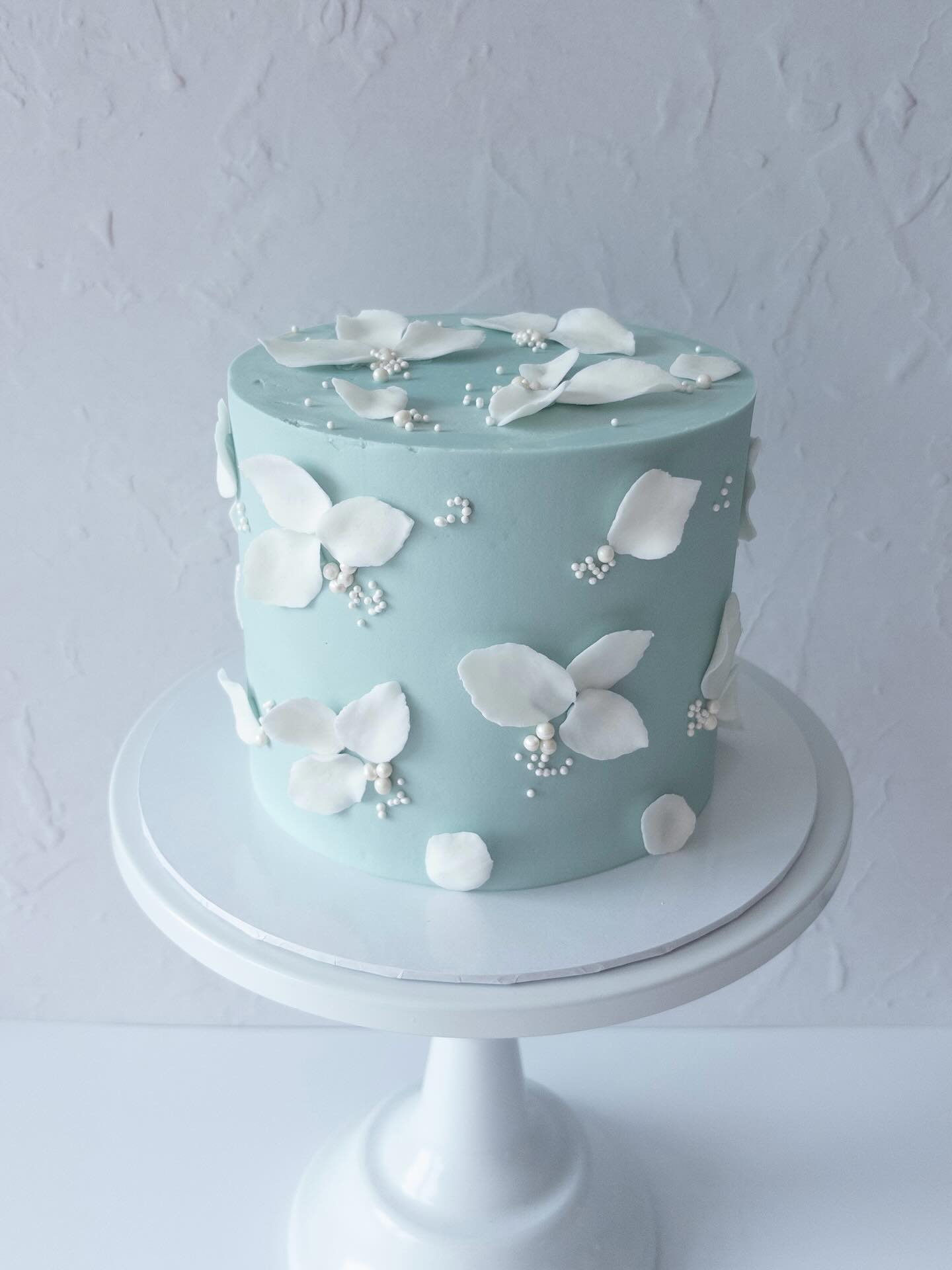 Sugar-paste leaves! Way out of our comfort zone but you’ve got to have a curve-ball thrown at you every now and again eh! Thank you @gill_webster_bespokebakes for the tips and advice 🩷
#sugarpasteflowers #weddingcakeideas #weddingcakedesign #weddingcakedecoration #weddingcakesharrogate