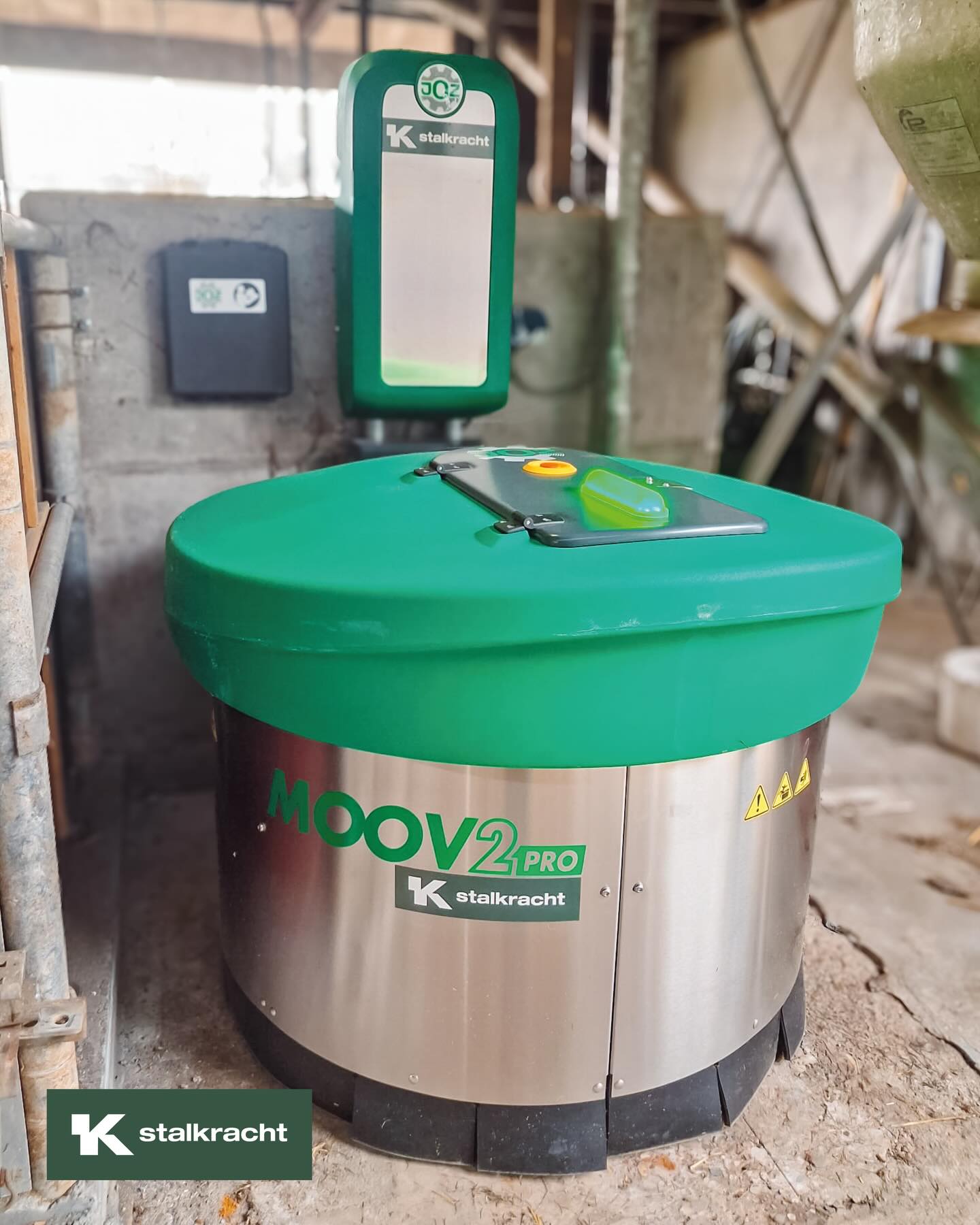 Slimme oplossingen leveren direct resultaat!
Bij mts. Speelman in Anloo hebben we onlangs deze JOZ Moov 2Pro geïnstalleerd. Ondanks de beperkte ruimte is er, dankzij het meedenken van de klant, een perfect laadplekje gerealiseerd.
Het resultaat mag er zijn: het aantal melkingen steeg direct van 2,4 naar 2,6 per dag. Meer efficiëntie, minder arbeid. 🐮
•
•
#melkveehouderij #innovatie #agrarisch #robotisering #efficiëntie