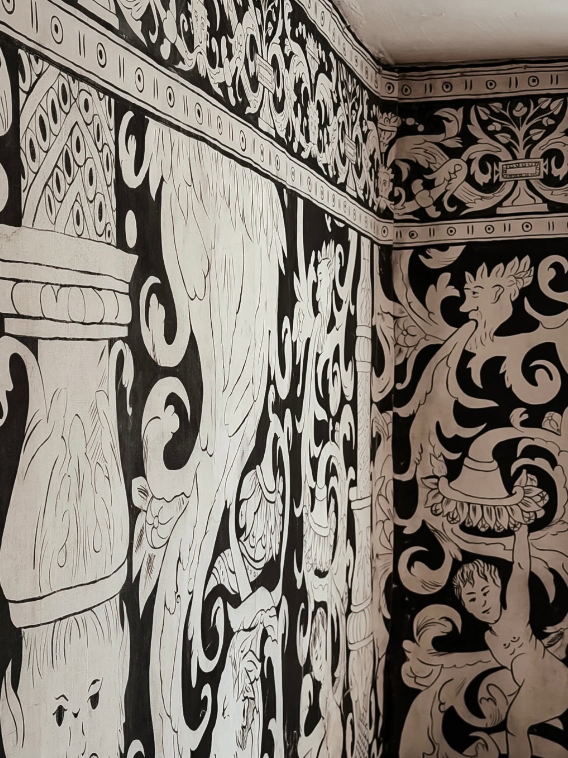 Anthony Bourdain’s playlist while I wander the hand-drawn walls of Shakespeare’s home and stare at a boat named Ophelia for a little while, and then Hamlet to finish my evening under the moonlight 🪽🩶☕️📷
•
•
•
•
•
•
#writersfollowwriters #writingcommunityofinstagram #writershelpingwriters #writingcommunity #shakespeare