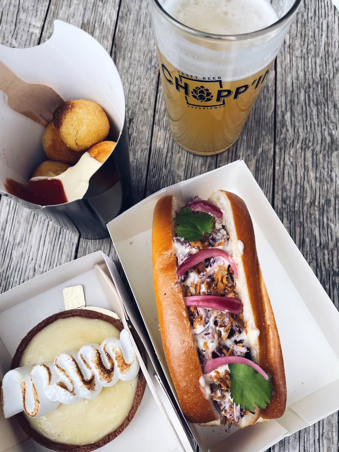 🚨 À tester... si ce n’est pas déjà fait 🤤
En ce moment sur la carte salée, en plus des sandwichs japonais, il y a cette petite pépite à l’effiloché de porc avec le merveilleux pain artisanal brioché de @bunsbaker et une sauce japonaise maison pour rester dans le thème. 🎴
À retrouver tous les jeudi midi à @choppin_lesherbiers 🍽🍻
#foodtrucklife #foodtrucksofinstagram #pulledporksandwich #lobsterroll #lesherbiers