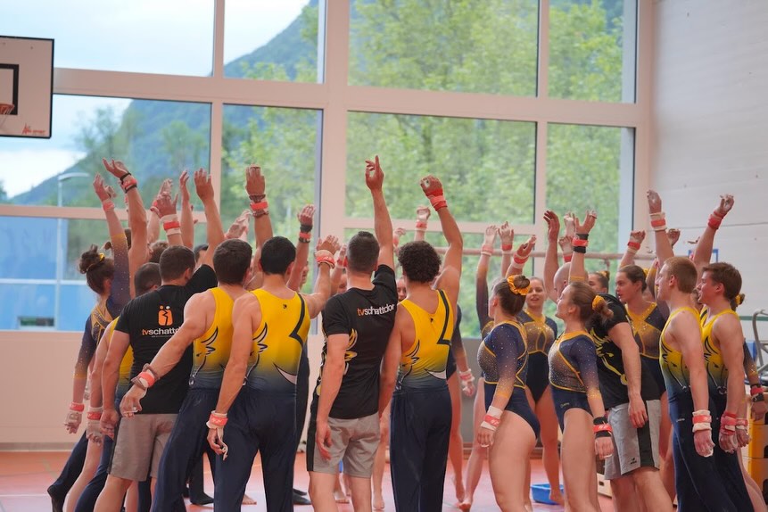 Alle Jahre wieder - das Showtraining vor heimischem Publikum findet grossen Anklang, ganz zur Freude aller Turner:innen. Anschliessend durfte ein gemütlicher Ausklang mit Familie, Freunden und Bekannten natürlich nicht fehlen. Das erste Kräftemessen für Team Aerobic, Barren und Schaukelringe steht in rund zwei Wochen, am @tannzapfe_cup, auf dem Programm. Etwas später, in rund einem Monat, sind wir am @appenzeller_kantonalturnfest am Start. Wir freuen uns auf die bevorstehende Saison - bis bald.
.
.
.
📸 Livia Zgraggen / Muriel Schuler
#tvschattdorf #mehralsturnen #turnenverbindet