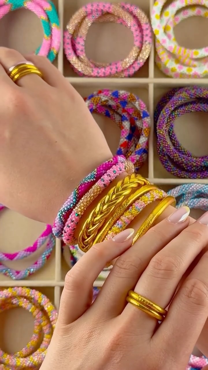 Nos nouveaux bracelets népalais ne nous quittent plus ✨
Des couleurs à tomber, des associations infinies…
Et mélangés à nos joncs bouddhistes, le rendu est juste sublime 🤍
On est complètement fan de ces associations… et vous ?
#maisonizel #braceletnepalais #nouveauté
