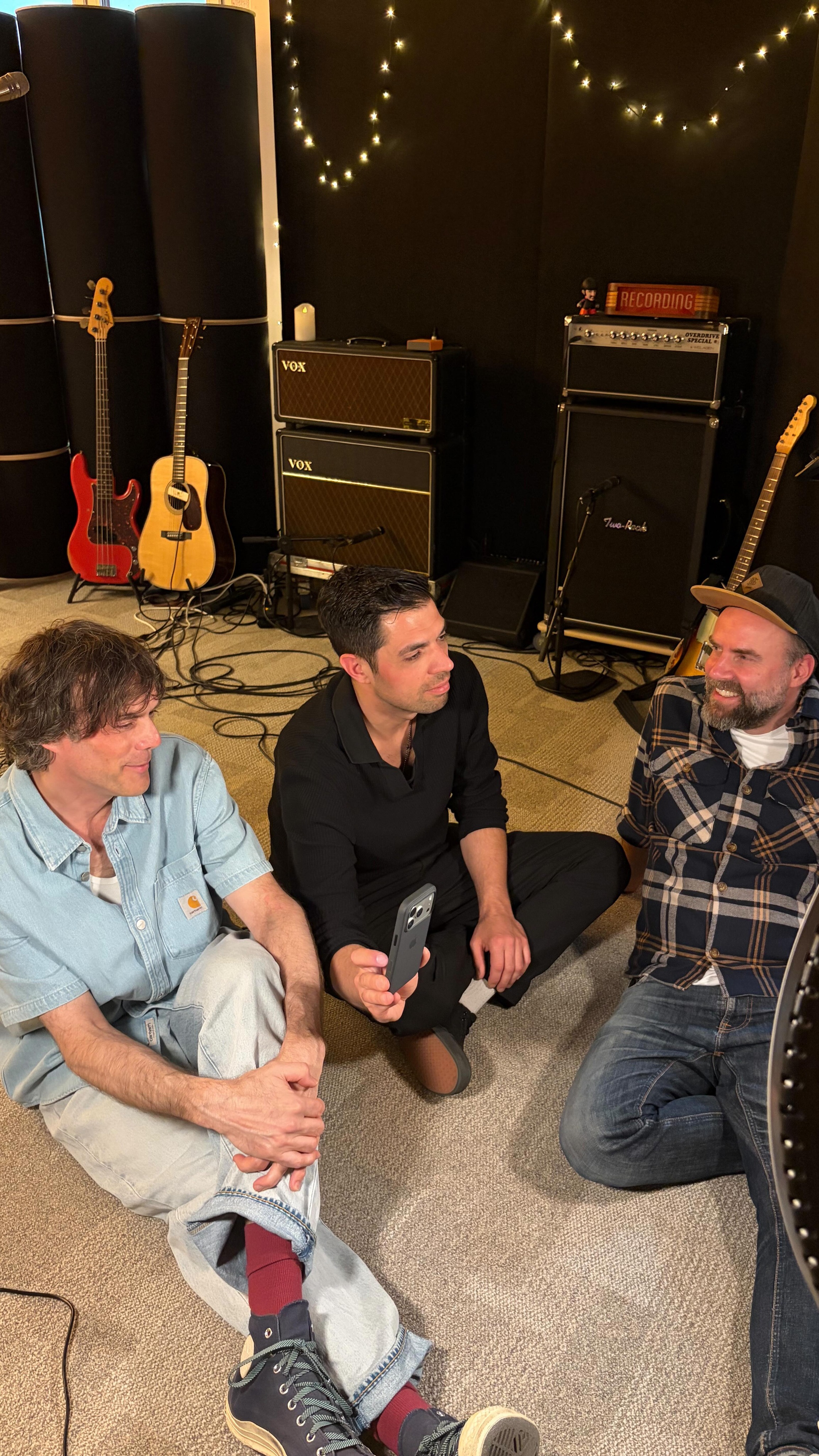 Bei Massimo im Studio Soundcheck und einrichten für Proben und Videoaufnahmen von Isbluemestilli, meiner ersten Single mit dem Trio (Massimo Buonanno, am Schlagzeug und Marco Blöchlinger am Bass), welche am Freitag erscheint. Wie immer musste ich ganz fest an meinem Gitarren rumschrauben.😅 Danke @massivbeat und @marcoblochlinger es macht so viel Spass mit Euch!