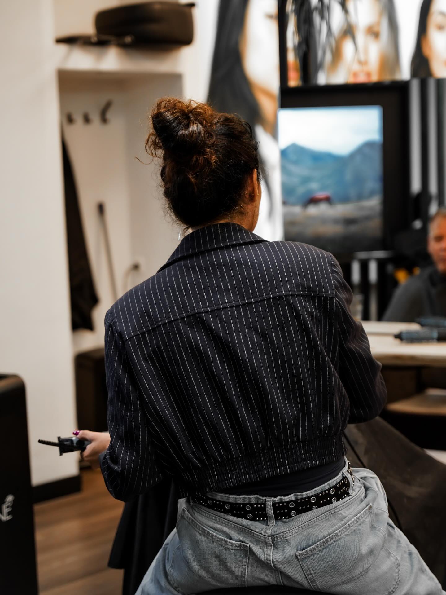 “Het voelt hier nooit als alleen werk.”
Voor Roselinda voelt K&K Kappers als een hechte, gezellige club.
Een plek waar je elkaar kent.
Waar klanten makkelijk binnenlopen.
En waar je vaker een bekend gezicht ziet dan een onbekende.
De sfeer is warm en vertrouwd.
Een beetje zoals een stamkroeg.
Altijd ruimte voor een praatje, of gewoon een lach tussendoor.
Juist die combinatie maakt het bijzonder.
Professionaliteit, zonder dat het afstandelijk wordt.
Gezelligheid, zonder dat het ten koste gaat van het werk.
Dat is wat het werken bij K&K Kappers zo prettig maakt.
#kappers #kapsters #K&Kkappers