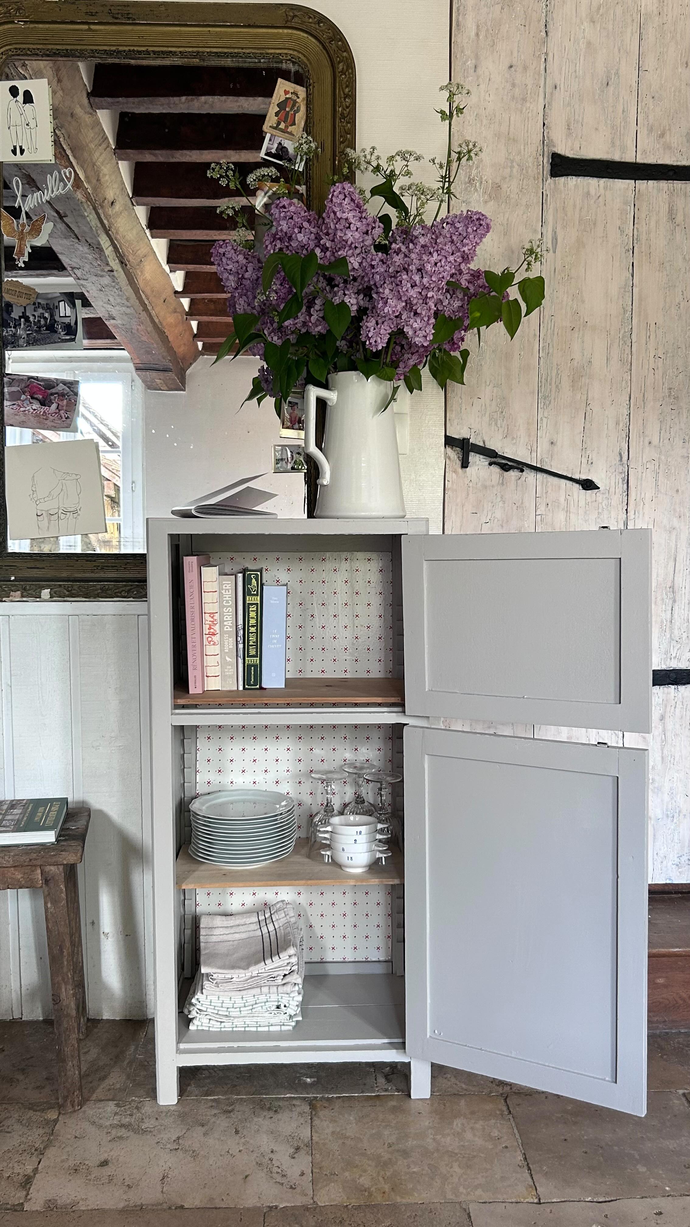 Tu craques pour quoi ?
1️⃣ L’extérieur tout doux, simple et lumineux 🤍
2️⃣ L’intérieur plein de charme avec son papier vinyle d’origine ❤️
Petit meuble ancien qui trouve sa place partout : en table de chevet, en meuble d’appoint, dans une entrée ou même en cuisine…
Et petit clin d’œil au passage au très joli nouveau livre de @zoedelascases sur le printemps 🌿 (impossible de ne pas le laisser traîner ici…)
Alors, tu es team 1 ou team 2 ? 👇
(J’observe… 😏)
⸻
meuble ancien, brocante, meuble d’appoint, table de chevet, déco campagne chic, intérieur authentique, meuble vintage, décoration maison ancienne