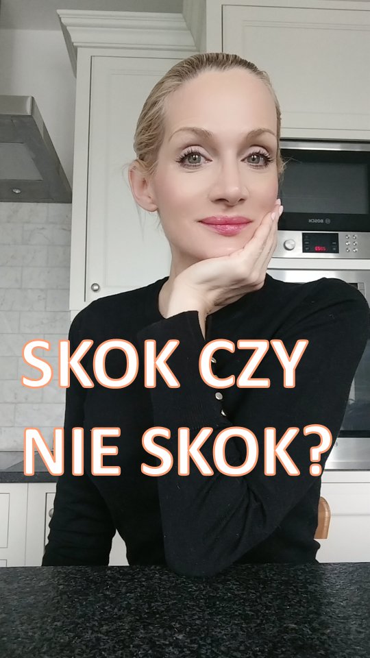 Koncepcja „skoków rozwojowych” w pierwszych 18 miesiącach życia jest bardzo popularna wśród rodziców. Jej autorem jest Frans Plooij.
I rzeczywiście – w rozwoju dziecka pojawiają się okresy intensywnych zmian. Czasem towarzyszy im także pogorszenie snu.
I tu pojawia się ważne „ale” 👇
Badania nie potwierdzają, że istnieją konkretne, uniwersalne „kryzysowe tygodnie”, w których każde dziecko przechodzi dokładnie to samo.
Rozwój dziecka:
✨ nie jest liniowy
✨ nie jest identyczny u wszystkich
✨ ma szerokie normy (i bardzo dobrze!)
Więc skąd nagłe pogorszenie snu?
Badacze snu wskazują na trzy główne obszary:
1. Nawyki okołosenne
✔️ zasypianie tylko przy piersi / kołysaniu
✔️ brak powtarzalnej rutyny i sygnałów zapowiadających sen
2. Regulacja rytmu dnia
✔️ zbyt długie lub zbyt krótkie czasy czuwania
✔️ plan dnia niedopasowany do aktualnych potrzeb
3. Rozwój (tak – ale nie „skoki”)
✔️ nowe umiejętności (np. wstawanie → ćwiczenie w łóżeczku)
✔️ lęk separacyjny
✔️ „wyrastanie” z dotychczasowych sposobów zasypiania
I to ostatnie jest kluczowe.
To, co działało na początku życia, często przestaje działać około 4.–6. miesiąca.
Z mojego doświadczenia:
to najczęstsza przyczyna problemów ze snem.
To trochę jak z rozszerzaniem diety – nie zostajemy tylko przy mleku, bo dziecko jest już gotowe na coś więcej.
Ze snem jest dokładnie tak samo.
Jeśli Twoje dziecko gorzej śpi:
Nie zatrzymuj się na „to pewnie skok rozwojowy”.
Spójrz szerzej:
✨ na rytm dnia
✨ na rutynę snu
✨ na sposób zasypiania
Bo im mniej samodzielne zasypianie, tym więcej wybudzeń – i to nie jest opinia, tylko wniosek z badań.
Sen dziecka 🔸 Wyspana mama 🔸 Dobry sen maluszka 🔸 Rodzice 🔸 Dziecko