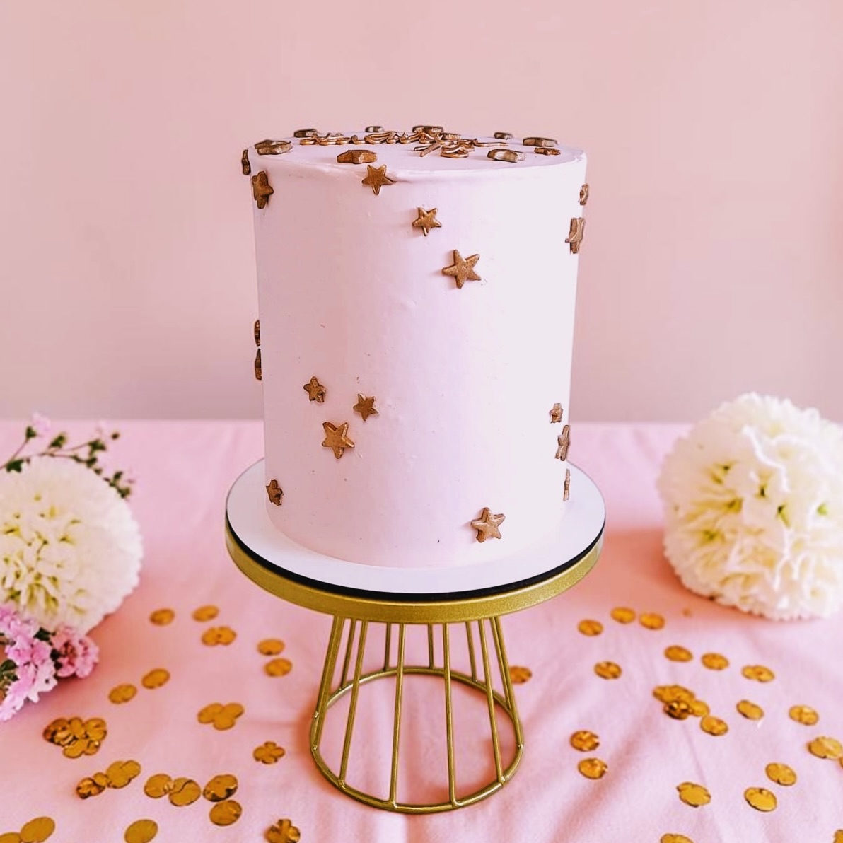 Minimaliste…
mais clairement pas basique 😏✨
Parce que parfois, t’as pas besoin d’en faire trop…
juste d’être canon. Comme lui. Pas moi 🤣
⚠️ Sugar Event a déménagé.
Je travaille désormais temporairement depuis un laboratoire fermé,
zone industrielle de Cagnes-sur-Mer.
Uniquement sur commande et retrait sur rendez-vous.
📞 06 11 01 82 53
🌐 www.sugareventbyemma.fr
#cakedesign
#gateauanniversaire
#minimalcake
#cakeartist
#sugareventbyemma
