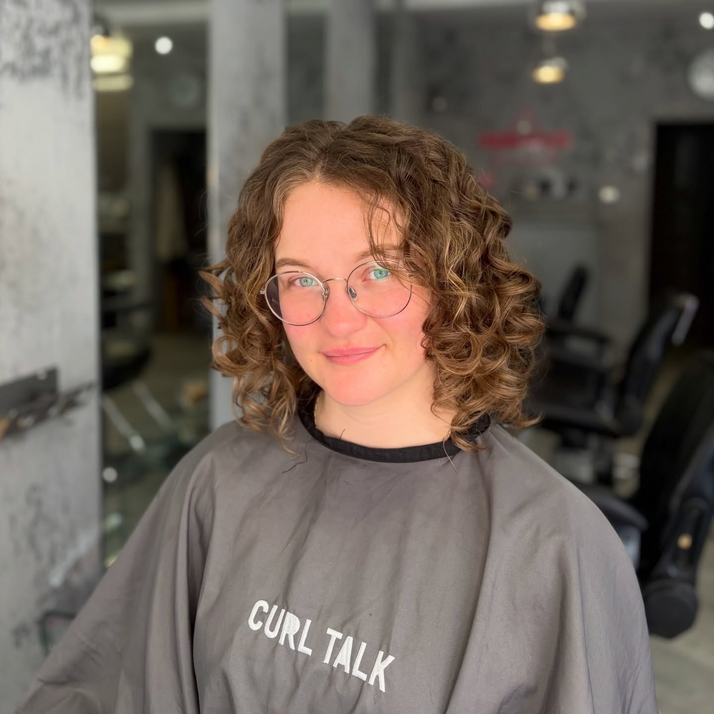 Voluminous bob moment ! swipe to see the before 💜
#curltalk #london #curlyhairspecialist #curlyhairsalon