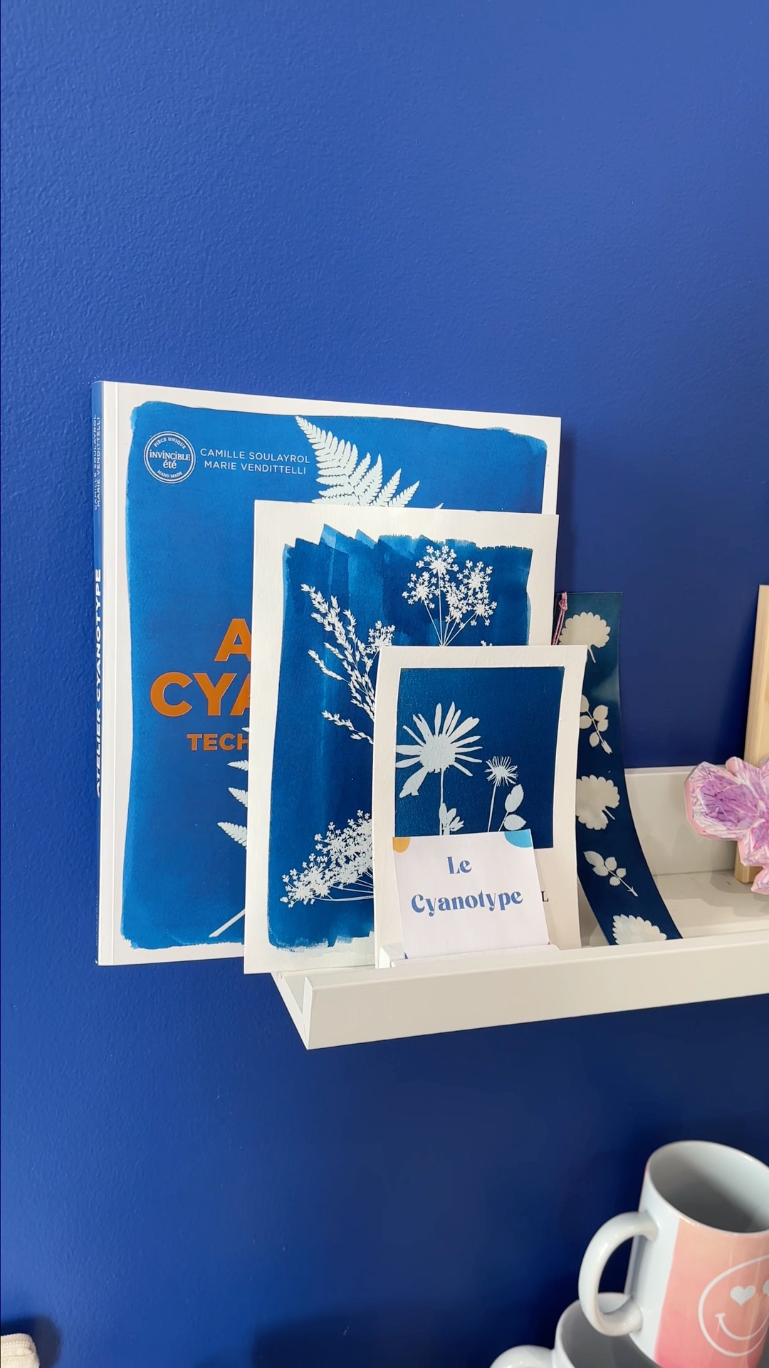Une solution photosensible, un peu de végétaux ou de motifs… et la magie opère ☀️
L’ancêtre de la photo s’invite dans ta déco : affiche ou marque-page 💙
Ça te tente ? 😉
#Cyanotype #DIY #Creatif #Atelier #Tours