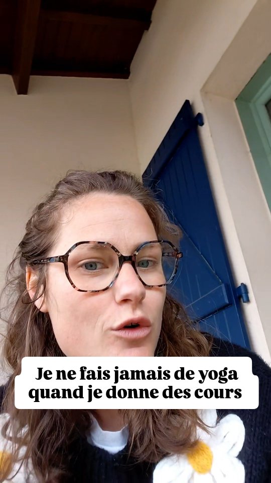 Je ne fais pas du yoga pendant que je donne des cours, j'enseigne.
Ma place est parfoid sur le tapus a demontrer l'exercice la posture mais la plus part du temps je suis a côté des participants, je les guide fans une logique de progression. Je ne suis pas devenue prof de yoga pour etre payer a faire du yoga mon job c'est de transmettre les asanas, les techniques de respiration et d'autres elements.
Jobs passions prof de yoga enseignement professeur eleves yogis sport doux progression