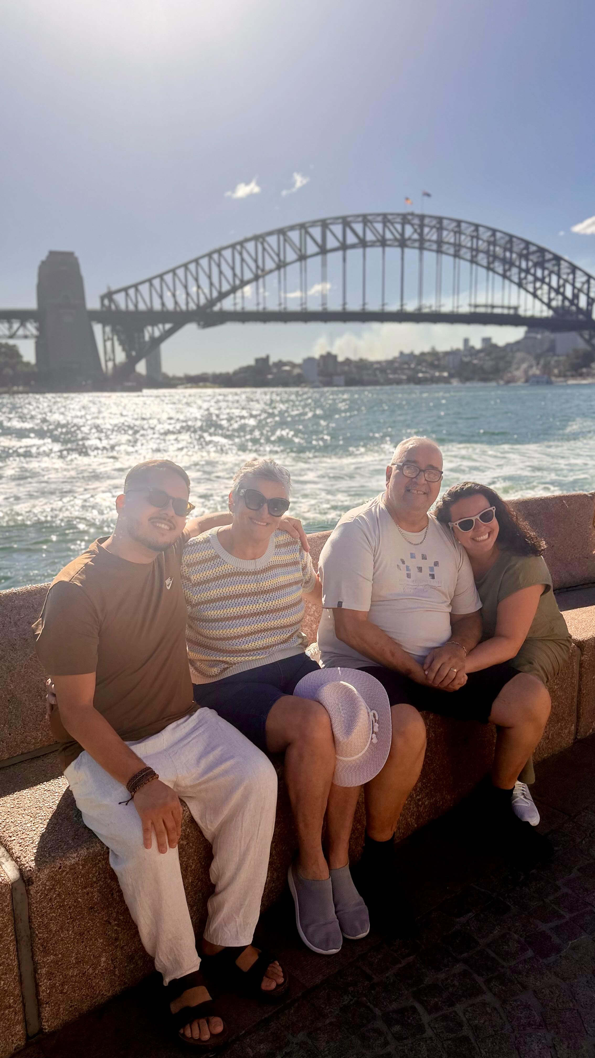 Nem todo mundo vê… Mas quem é imigrante sabe o preço de um sonho. 🇦🇺✨
Em 2015, cheguei na Austrália com uma mala e um coração cheio de sonhos!
Mas não sabia que viriam as maiores batalhas da minha vida!
Foram anos de luta silenciosa. Noites difíceis, Incertezas que ninguém via… mas também com muitas conquistas e aprendizados!
Teve dia que pensei em desistir…
Teve fases que doeram muito…😔
Até que a vida me testou de um jeito inesperado: meu pai precisou de um transplante… e eu do lado de cá!
Longe! Impotente! Dividida entre dois mundos!
Mas Deus nunca soltou a minha mão!🙏🏻
Hoje, 11 anos depois…
✨ meus pais estão aqui, na Austrália! Comigo!!! E vão ver tudo que nós construímos até aqui!
Não é só uma viagem! É um sonho que venceu a distância, escolhas, a dor e o tempo…
A prova de que cada lágrima valeu a pena. Que cada “não” me levou a esse “sim”!
Se você está na fase difícil… cansado, sozinho ou pensando em desistir…
Minha mensagem é: Continue a nadar…🐟
Porque um dia… você vai olhar pra trás e ver que TUDO valeu a pena!❤️
“É justo que muito custe o que muito vale!”
Sonhe, tenha fé, força e atitude. Não desista!
✨ O seu sonho também pode acontecer!
#brasileirosnaaustralia #imigrantes #sonhos #vidaexterior #fé