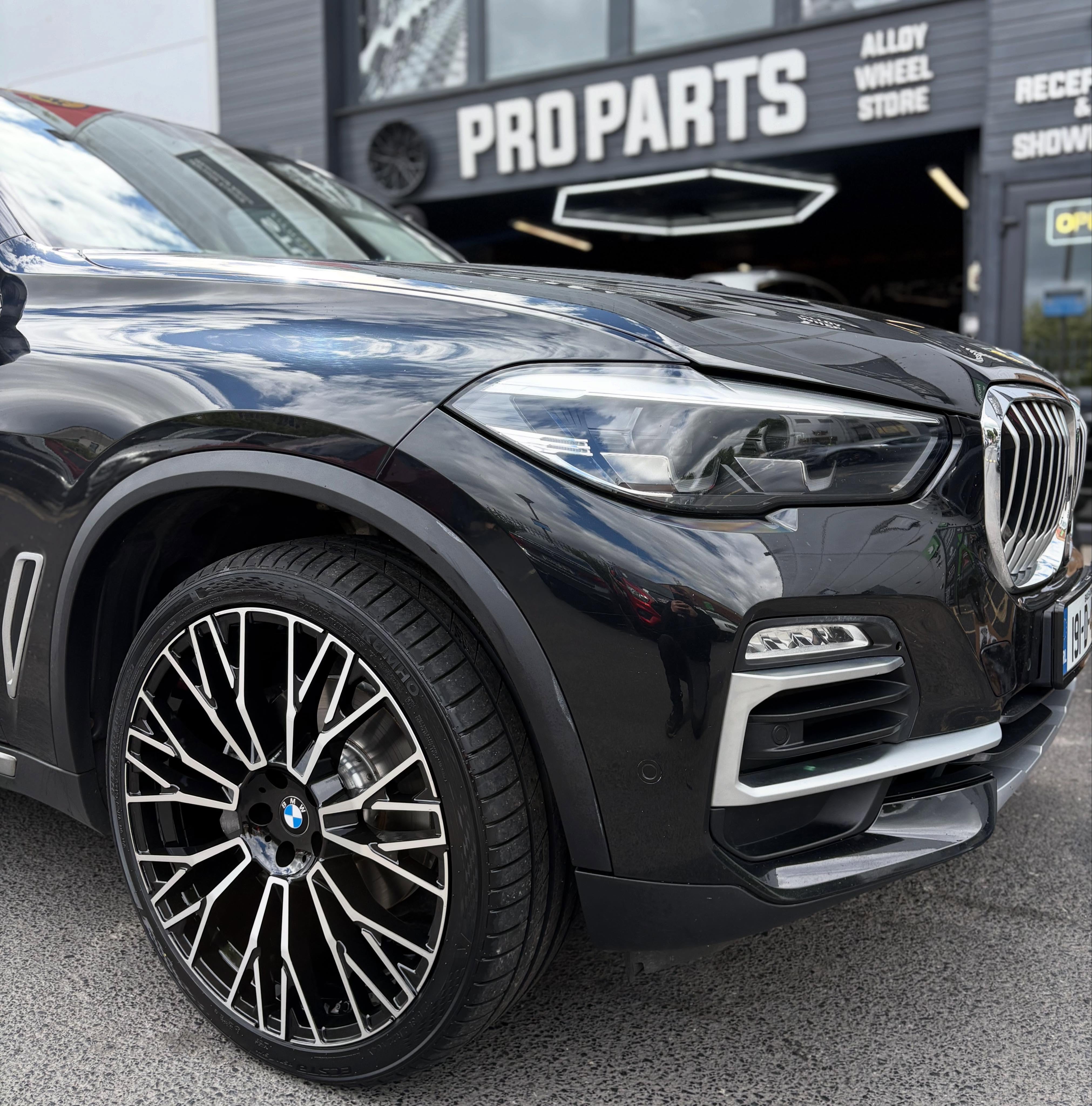 BMW X5 in for 22” M-Sport style alloy and tyre package 🔥