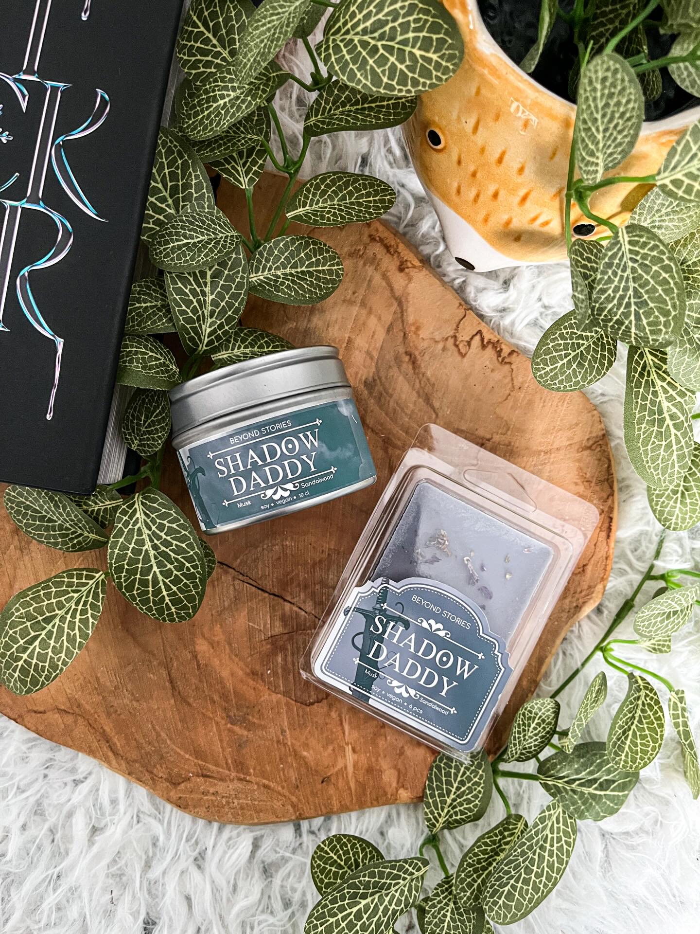 Q; Aanraders voor boeken met de hottest shadow daddies? 👀
I’ll go first - Hollow geschreven door Caroline Peckham en Susanne Valenti - thank me later 😉
.
.
.
#shadowdaddy #morallygrey #bookishcandles #waxmelts #bookstagram