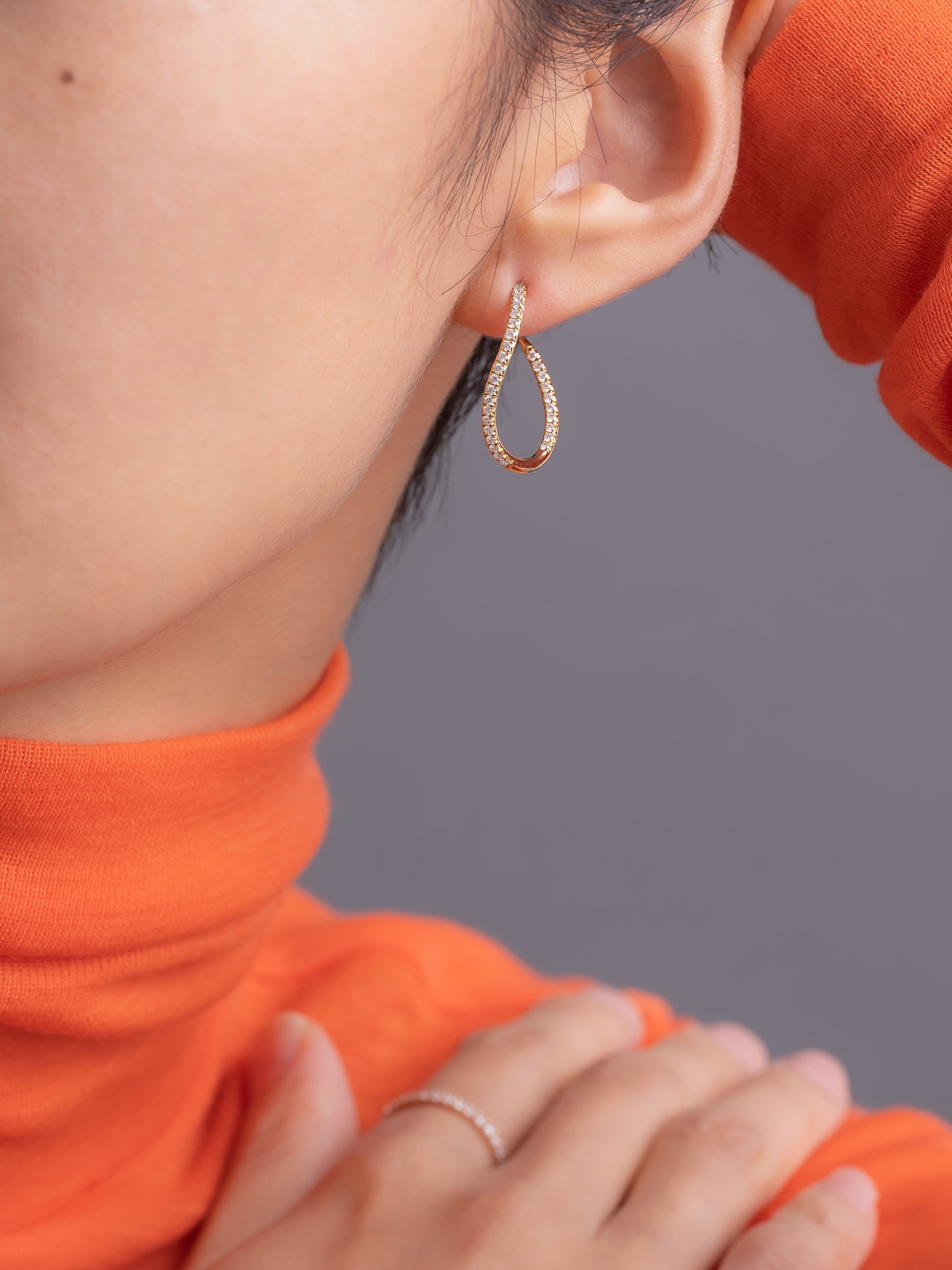 Designed to move with you.
From the fluid elegance of our Diamond Curve Earrings to the enduring appeal of classic Diamond Hoops, each piece highlights the brilliance of natural diamonds in motion.
Available from 15 April at our Ann Siang Hill Boutique.
Visit us to enjoy exclusive launch privileges from 15 April to 3 May.