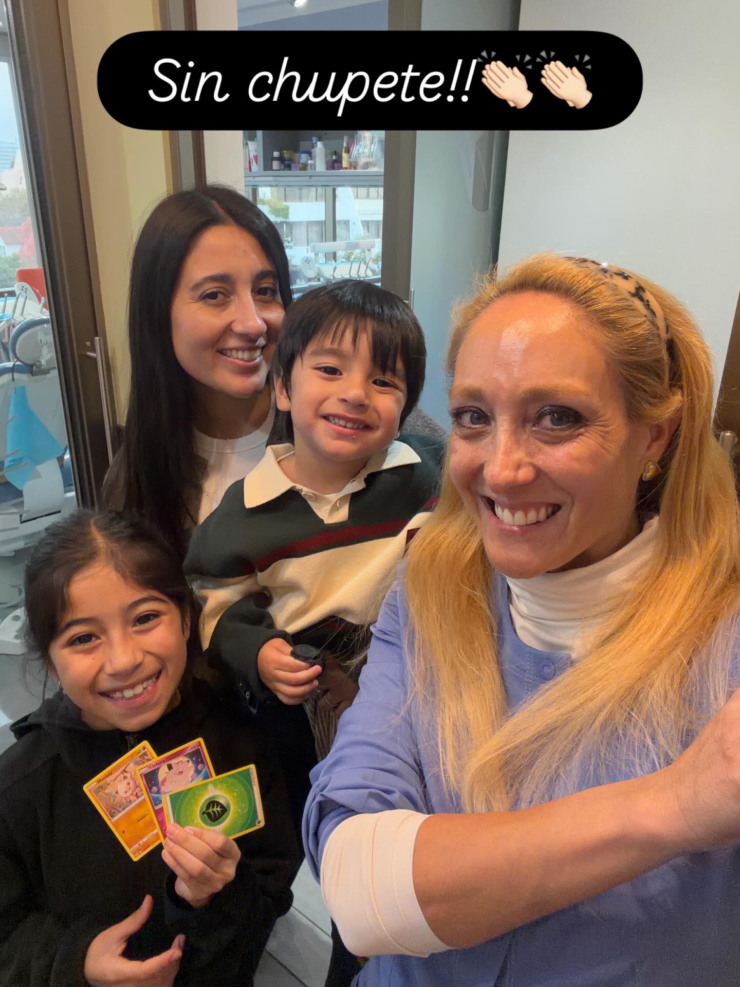 ✨ Intervención oportuna, impacto real ✨
Hoy quiero compartir un hito que, aunque parece pequeño, tiene un gran significado clínico y humano.
El pequeño Martín ha dejado el uso del chupete, siguiendo las indicaciones entregadas en consulta 👏
Este logro no solo refleja compromiso familiar, sino también la importancia de la educación y el acompañamiento en etapas tempranas del desarrollo 🤍
La eliminación oportuna de hábitos orales nocivos es fundamental para favorecer un adecuado desarrollo dento-maxilofacial, prevenir alteraciones en la oclusión y promover una función respiratoria y muscular equilibrada 🦷✨
Como profesional, estos avances me generan una profunda satisfacción, porque evidencian que una intervención temprana, basada en información clara y en el momento adecuado, puede generar cambios significativos en la salud y calidad de vida de nuestros pacientes 🌱
Agradezco la confianza depositada en mi trabajo y el compromiso de la familia en este proceso!
#chupete #ortodoncia #odontopediatria #saludoral #desarrollomaxilofacial