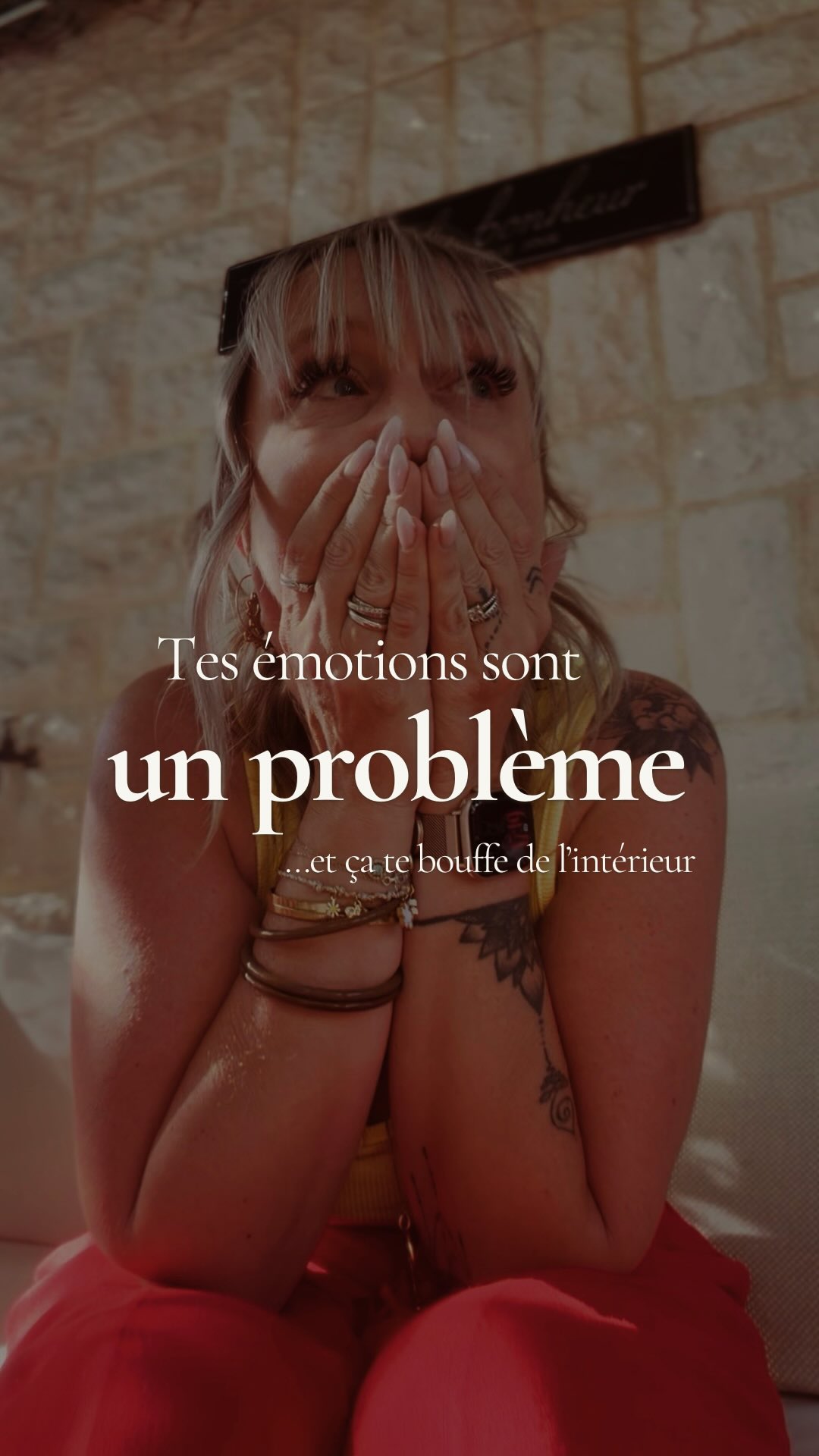 💣Change le problème en solution, regarde honnêtement :
Quand tu évites le conflit → peur du rejet
Quand tu te tais → peur de perdre
Quand tu encaisses → besoin d’être aimée
👉 Tu ne gères pas tes émotions…
Tu gères l’image que tu dois renvoyer pour être acceptée.
Et c’est ça qui t’épuise…
⚡ Concrètement, fais ça aujourd’hui :
Choisis UNE situation où tu te tais habituellement.
Et au moment où ça te dérange :
👉 dis-le
Pas quand tu es à bout,
Pas en explosant.
Mais au moment précis où tu sens que tu te trahis.
Même si ta voix tremble
Même si ça te fait peur…
🔥 Retiens ça :
Ce n’est pas ton émotion qui te submerge.
C’est tout ce que tu acceptes…
alors que ça ne te respecte pas.
Tu fais plutôt quoi :
te taire… ou attendre d’exploser ?
#femmesfortes #intelligenceemotionnelle #émotions