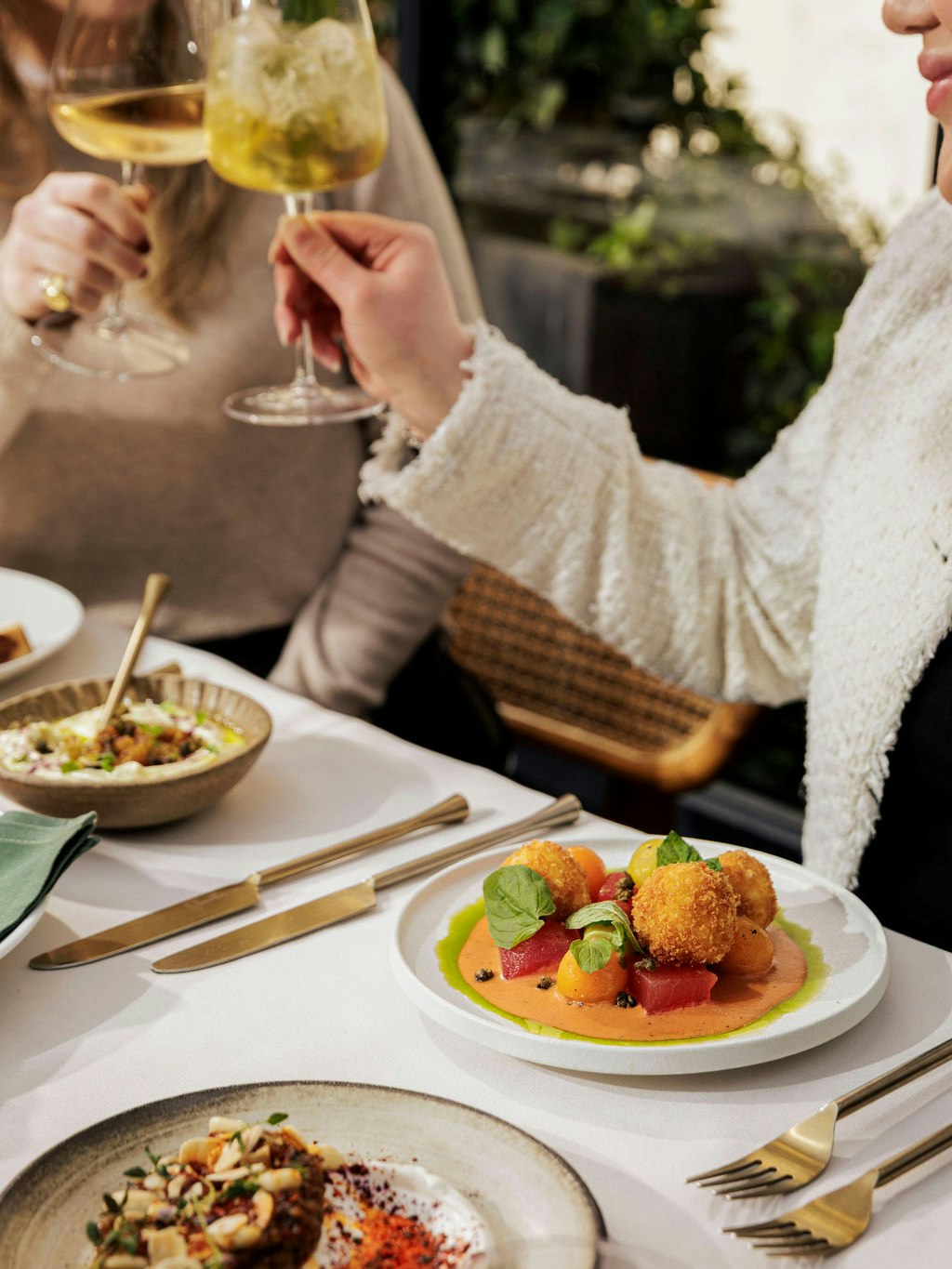 Whether you’re organising a celebration with friends, marking a milestone with family, or hosting a client lunch, our new menu offers the perfect way to usher in the season, in a setting that feels both private and picturesque. 🌸
Book now, taste summer. 🌞
