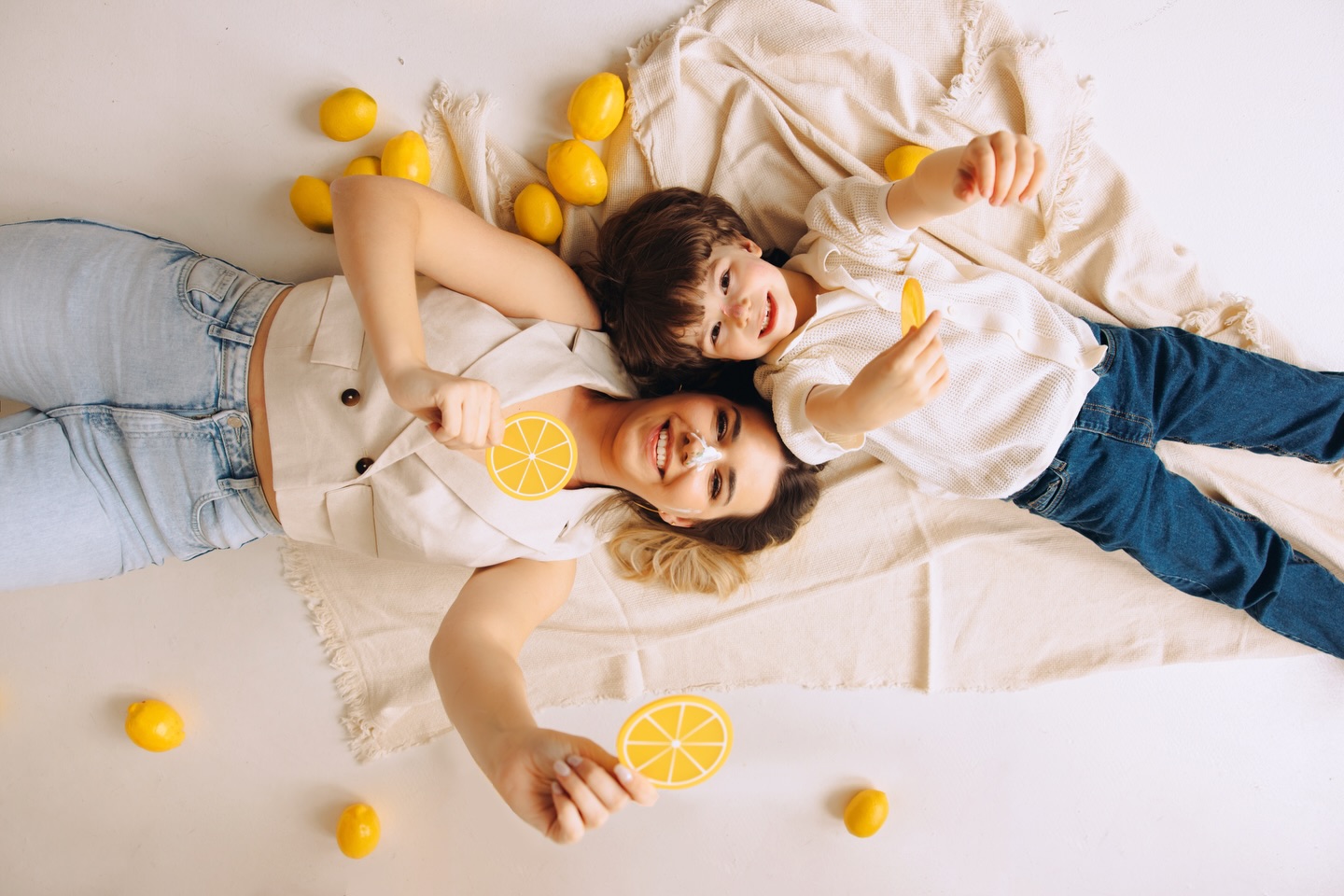 Czas, który zatrzymuje się na chwilę…
Śmiech, który nie potrzebuje powodu…
I bliskość, której nie da się podrobić.
Mama i syn – najprostsza, a jednocześnie najpiękniejsza historia miłości.
W tych małych momentach kryje się wszystko 💛
. miłość. mama i syn. bliskość .dzieciństwo.naturalność
.emocje. rodzinne chwile. lifestyle.sesja rodzinna. czułość . sesja na dzień mamy
#sesjazdjeciowawroclaw #sesjarodzinnawroclaw #sesjazmamą #dzieńmamy #fotografwroclaw