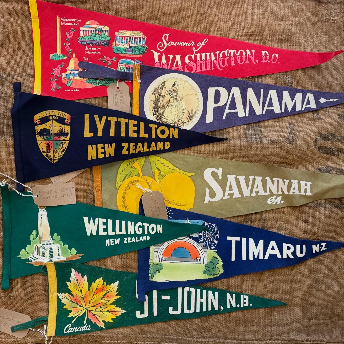Wonderful vintage 1950s & 1960s souvenir pennants from the USA, New Zealand & Canada! 🚩🚩🚩
These make cool wall displays for a child’s (or adult’s!) bedroom, as well as eye- catching film or tv props or as decoration in shops and event spaces.
Available in- store.
Bobby & Dandy is open Wednesday to Sunday- please pop by for a browse!
#vintagepennant #souvenirpennant #vintagesouvenir #souvenirpennants #1950s