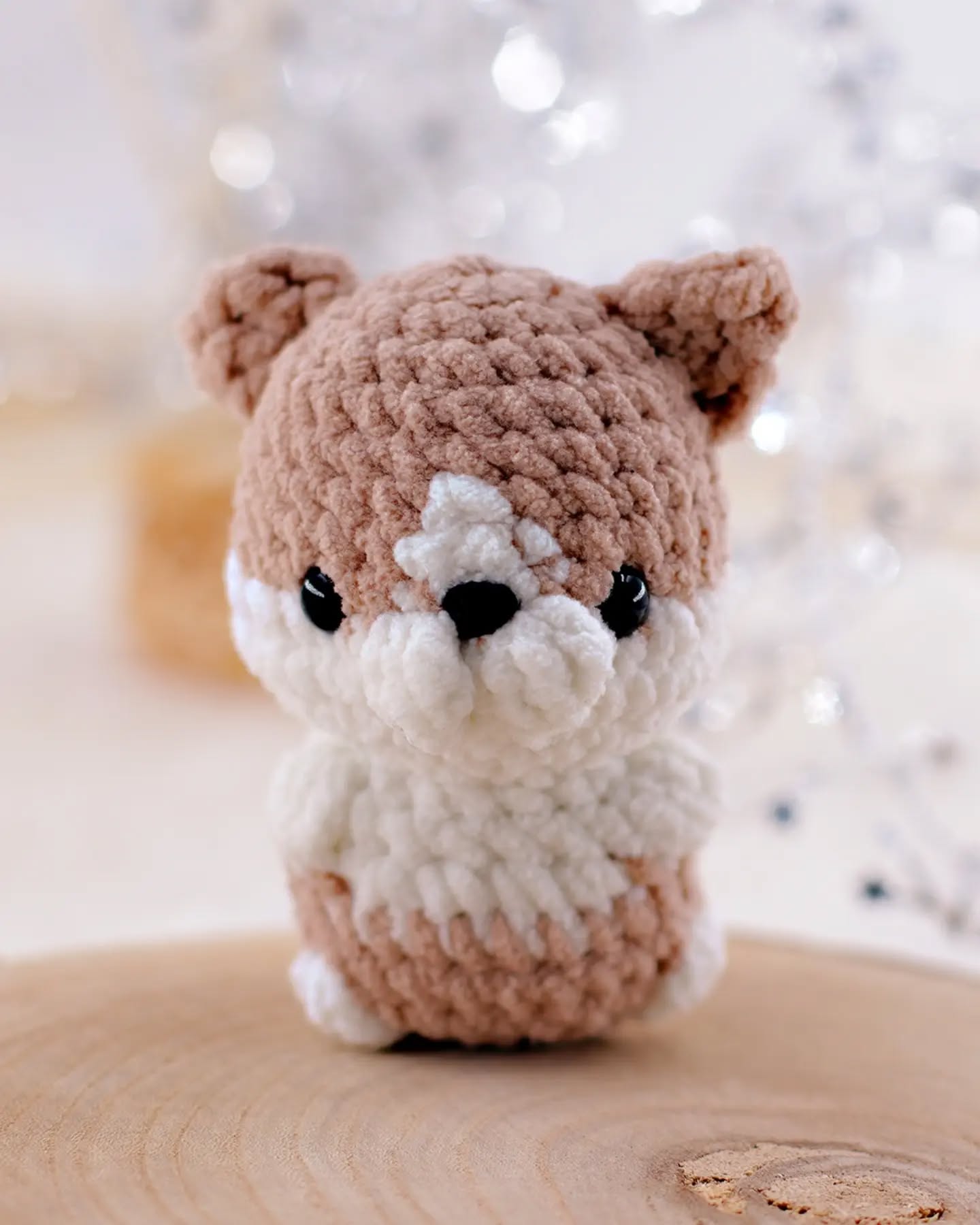 Une réalisation particulière 🐶
J'avais en tête depuis plusieurs semaines de faire un amigurumi en cadeau à l'oncologue qui s'est occupée de Jaika. Elle a été d'une bienveillance et d'une douceur à toutes épreuves, tout en sachant rester réaliste et en nous amenant à voir la réalité en face.
J'espérais pouvoir lui offrir ce petit cadeau tant que Jaika serait encore en traitement. Les événements se sont finalement précipités, mais ça me tenait à cœur de la remercier tout de même, car grâce à elle tout ceci a été dur, mais beaucoup plus serein.
•
A Special Project 🐶
For several weeks, I’d been thinking about making an amigurumi as a gift for the oncologist who cared for Jaika. She was unfailingly kind and gentle, while still remaining realistic and helping us face the truth.
I had hoped to give her this little gift while Jaika was still undergoing treatment. Things ended up moving very quickly, but it was still important to me to thank her, because thanks to her, even though it was hard, it was much more peaceful.
•
Yarn / fil / Wolle : @Ricorumi Chenillove
Pattern / patron : @greenfrogcrochet
•
🦦 Tout le matériel est dispo dans la mercerie suisse en ligne Made by Zazie, spécialisée crochet, amigurumi
🦦 Das gesamte Material findet ihr im Schweizer Online-Kurzwarengeschäft Made by Zazie spezialisiert auf Häkeln, Amigurumi
•
#Amigurumi #MercerieSuisse #MadeByZazie