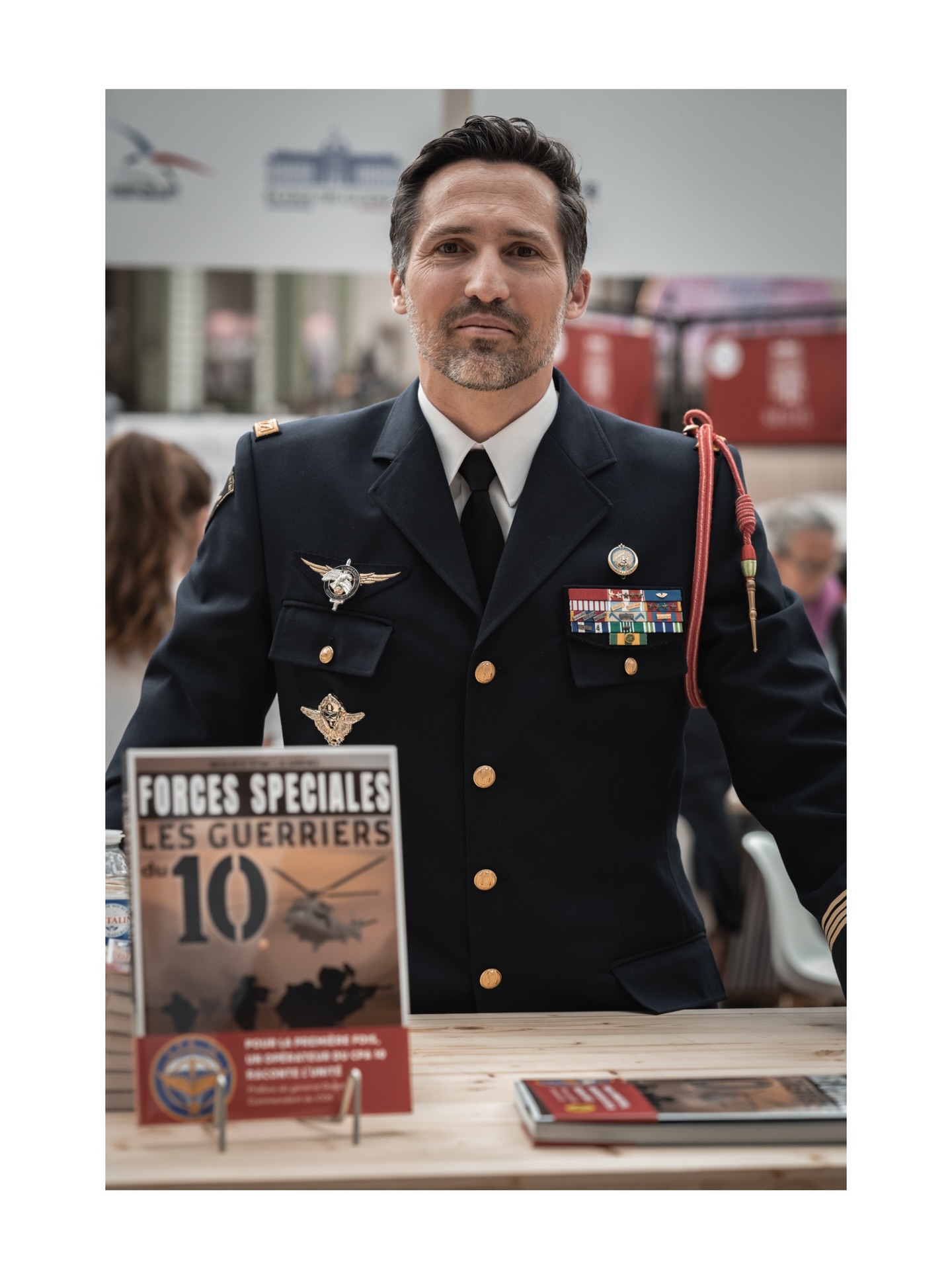 Portrait du commandant @nicolas.stan10, ancien opérateur du Commando parachutiste de l’air n°10 (CPA 10), à l’occasion du @festivaldulivredeparis.
Paris, 17-04-2026.
©️Audrey Rodrigues / @sentry_media
@cpa10_officiel @armeedelair @mareuileditions #photojournalisme #portrait #interview #CPA10 #sentrymedia