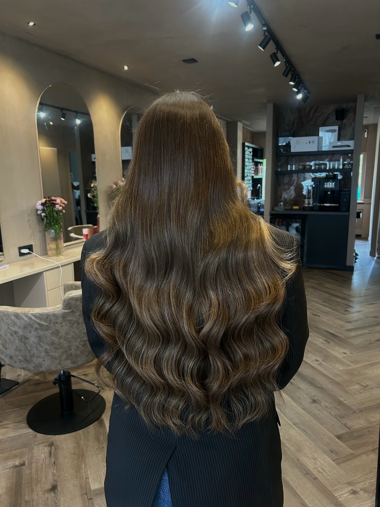 Lengte, volume & een glossy finish ✨
Met 160g hairextensions (65 cm) creëren we moeiteloos lengte, volume en een zijdezachte finish die straalt vanuit elke hoek. De perfecte blend zorgt voor een natuurlijke, volle look met elegante beweging 🤎
Voor wie alleen het beste wil — verfijnd, tijdloos en onmiskenbaar chic.
Work: @dilanalieftink
Extensions: @manes.hair
Boek jouw luxe hair experience via de link in onze bio of DM 💌
#hairgoals #hairweave #hairextensionsamsterdam #longhair #hairsalonamsterdam