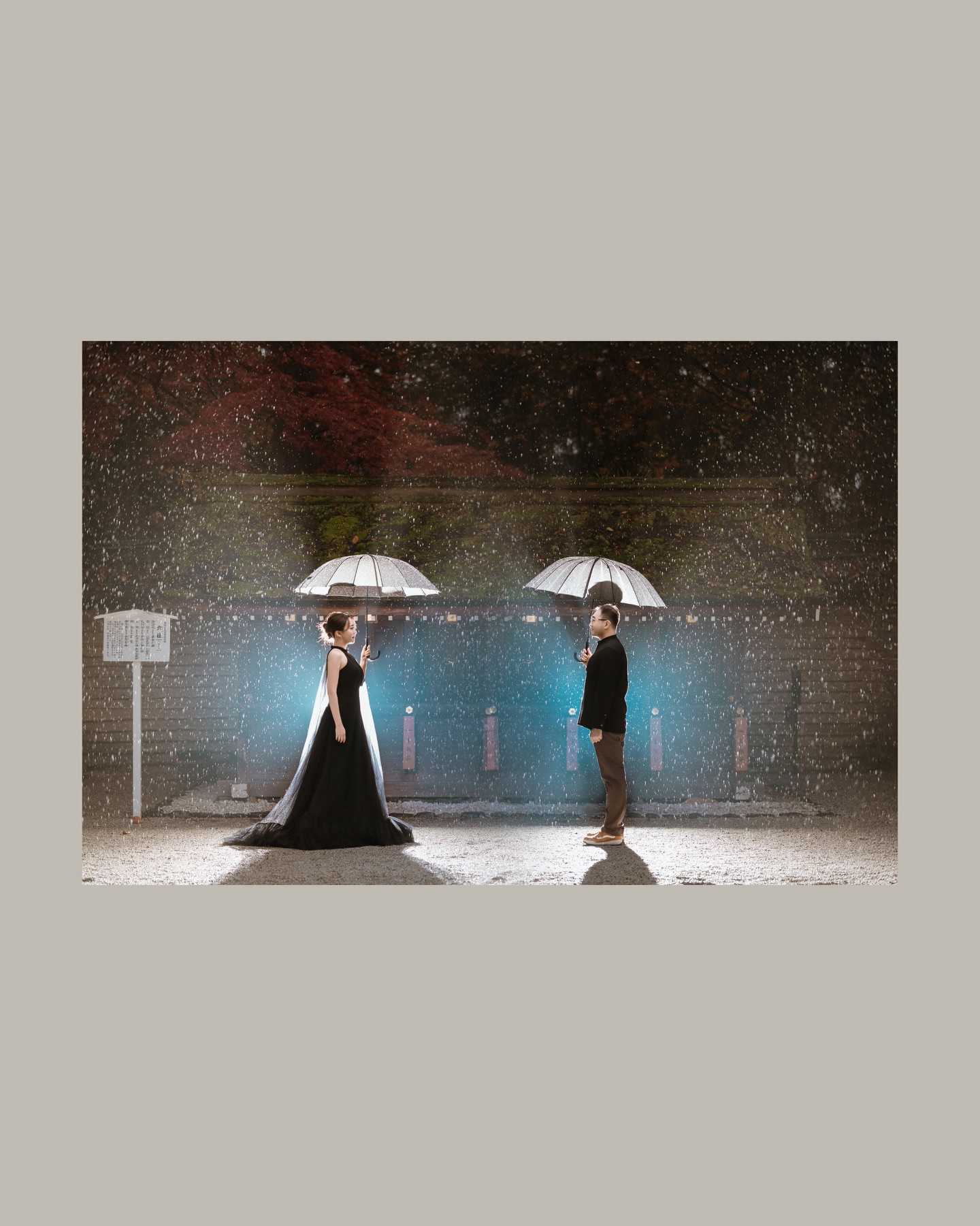 「無論天氣如何,我都能給你們好照片。」
這句話,是我對專業的絕對自信。
京都的冬日,每一種天氣都有它獨有的美:
🍁 煦日下,看見楓紅與光影的對話。
🍵 陰雲裡,感受最純粹的侘寂美學。
☔ 細雨中,你們走進電影,寫下最浪漫的篇章。
海外婚紗的擔憂,交給我來承擔;
京都的每一刻感動,交給你們收藏。
📅 2024年11月30日~12月4日 (最後兩