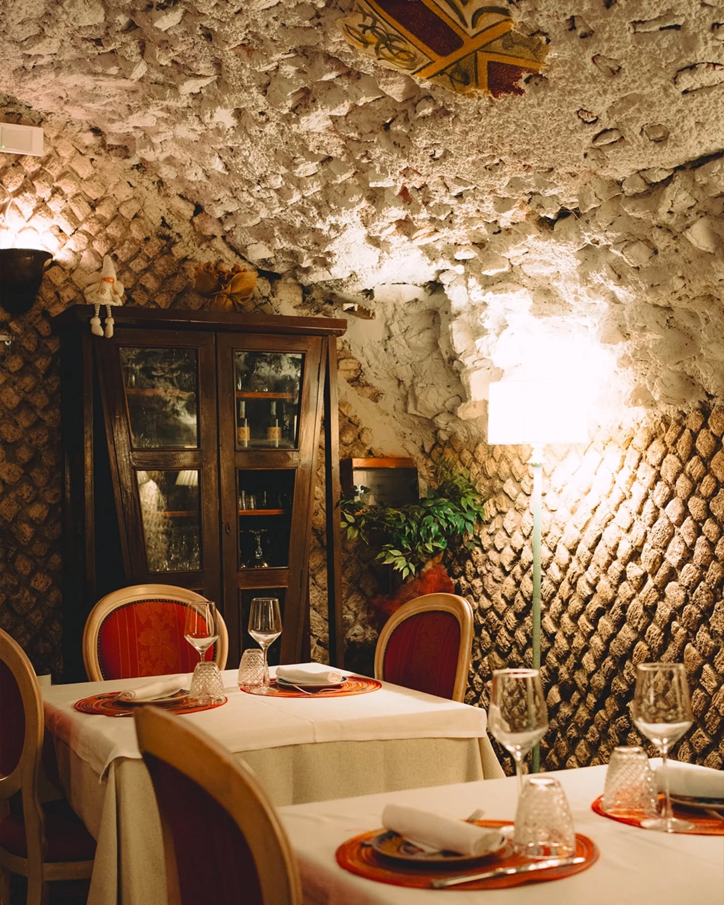 Le sale delle Antiche Terme di Diana custodiscono il fascino di un tempo. 🏛
Ambienti che riportano indietro nel passato, tra dettagli, atmosfera e storia, per vivere un’esperienza diversa dal solito.🍽
📍 Via dei Sosii, 6 – Tivoli
📞 0774 312256
📸 @smup_socialmedia