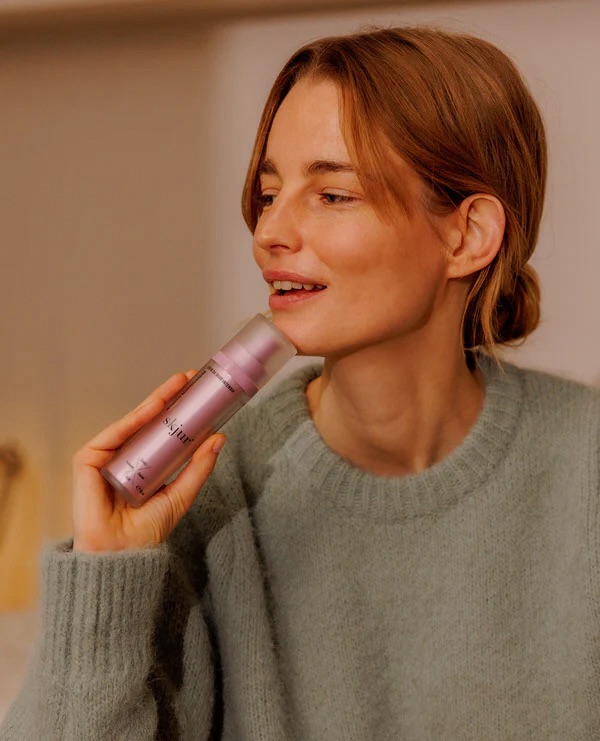 🌙Nachts entscheidet sich wie deine Haut morgen aussieht! Die skjur® Nachtcreme unterstützt deine Regeneration, speichert Feuchtigkeit und lässt deine Haut sichtbar frischer wirken.
Pflegend, beruhigend und wirksam während du schläfst.
skjur® weniger tun mehr Wirkung ✨
Jetzt auf skjur.shop und in Apotheken in Österreich
#hautpflege #gesichtspflege #nachtcreme #antiaging #strahlendehaut