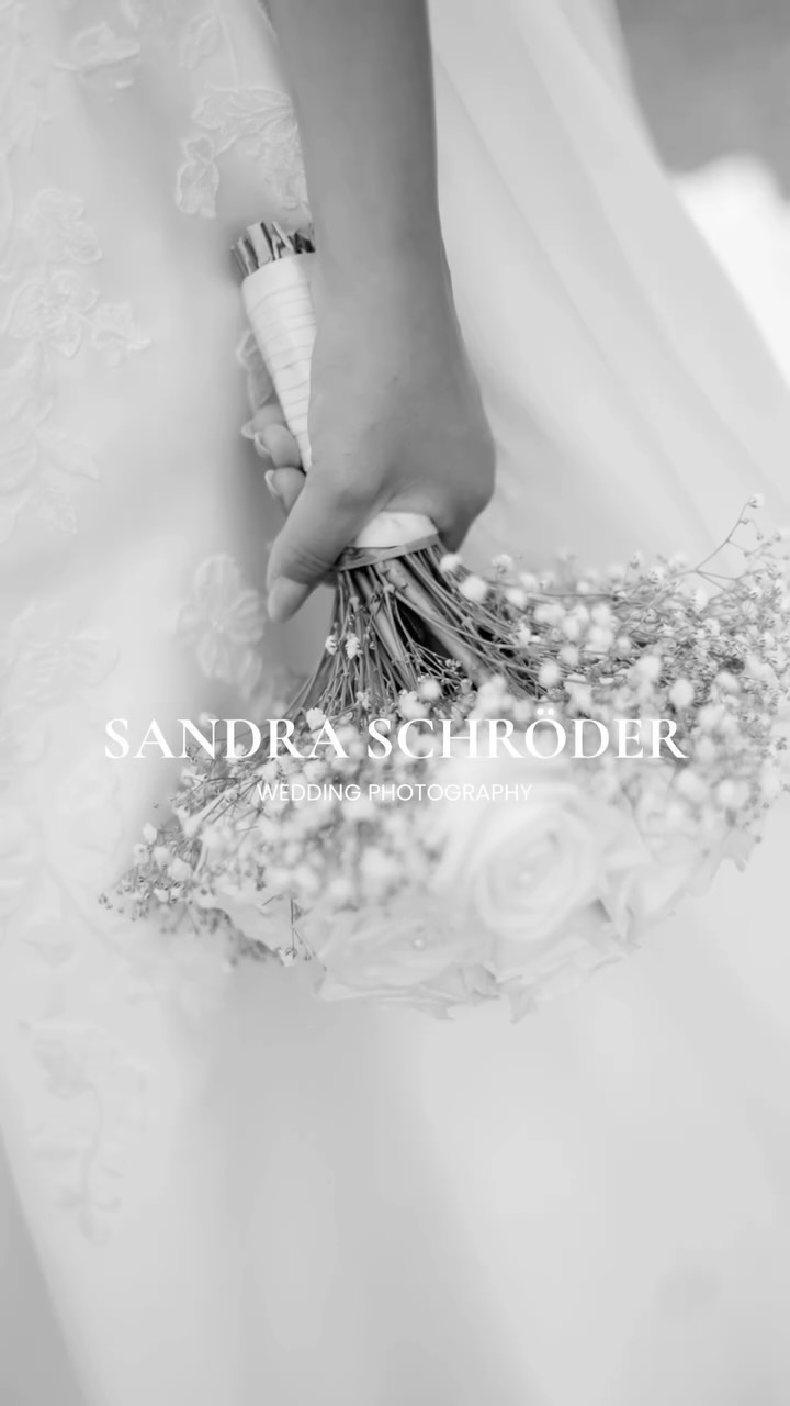 Am Hochzeitstag geht es darum, zu genießen und sich fallen lassen zu können.
Ich begleite Euch mit Ruhe und einem sicheren Blick – leite Euch, wenn es nötig ist, und lasse Euch in den Momenten los, in denen die echten Bilder entstehen.
So entsteht eine Bildserie, die nicht gestellt wirkt – sondern sich genau so anfühlt wie dieser Tag.
Diese wunderschöne Braut @mrs.gautsch