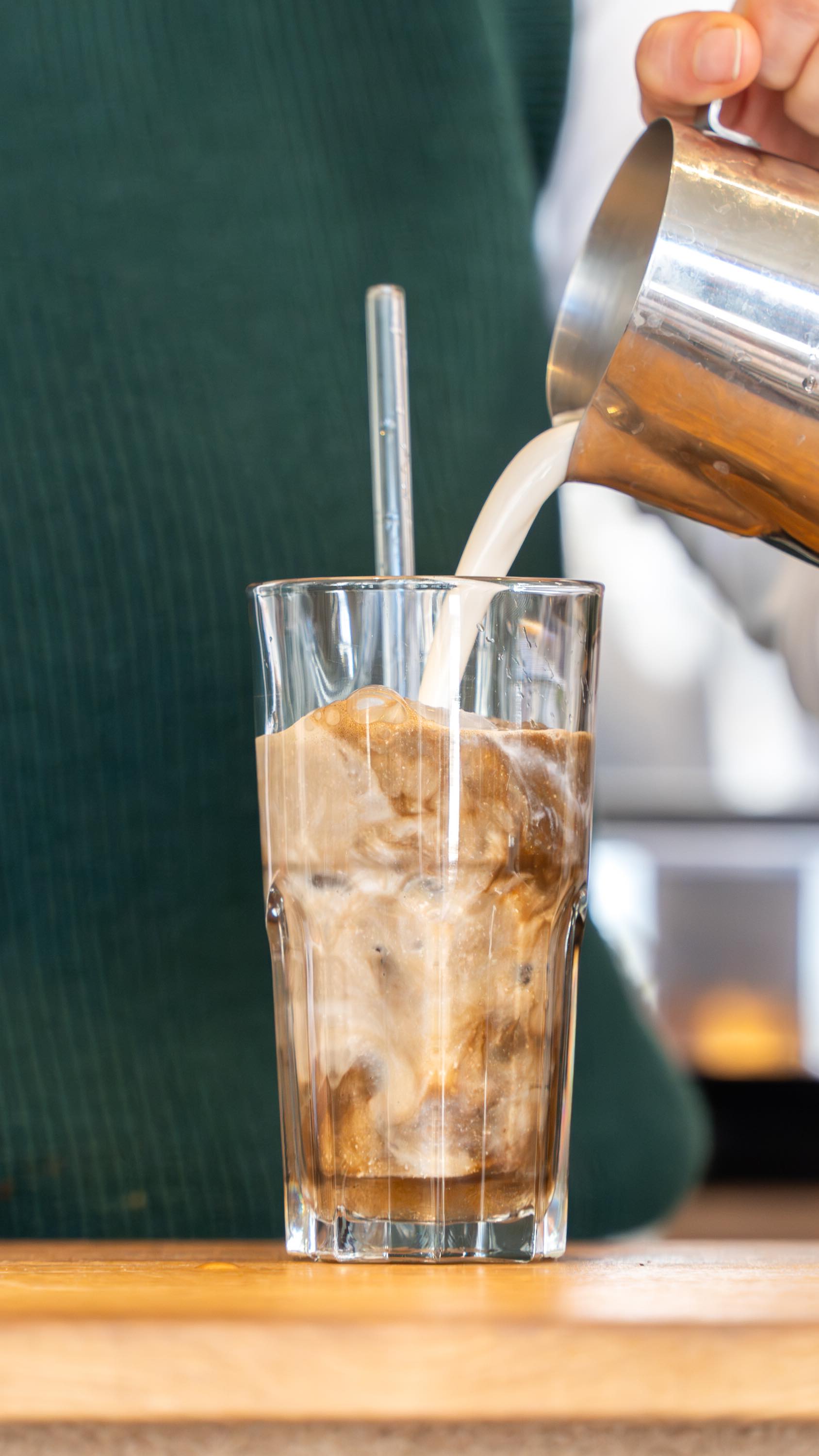 Earthy meets sweet — dirty vanilla hojicha is spring’s bold indulgence.
📍 Rue Théodore Roosevelt 66, Schaerbeek
🕒 Mon: 10h‑17h | Tue: closed | Wed‑Fri: 8h30‑17h | Sat–Sun: 10h‑17h
—
Entre force et douceur — le dirty vanilla hojicha, votre nouveau plaisir irrésistible du printemps.
📍 Rue Théodore Roosevelt 66, Schaerbeek
🕒 Lun : 10h‑17h | Mar : fermé | Mer‑Ven : 8h30‑17h | Sam–Dim : 10h‑17h
#DirtyVanillaHojicha #SpringIndulgence #NojeCommunity #BrusselsLifestyle #CafeMood