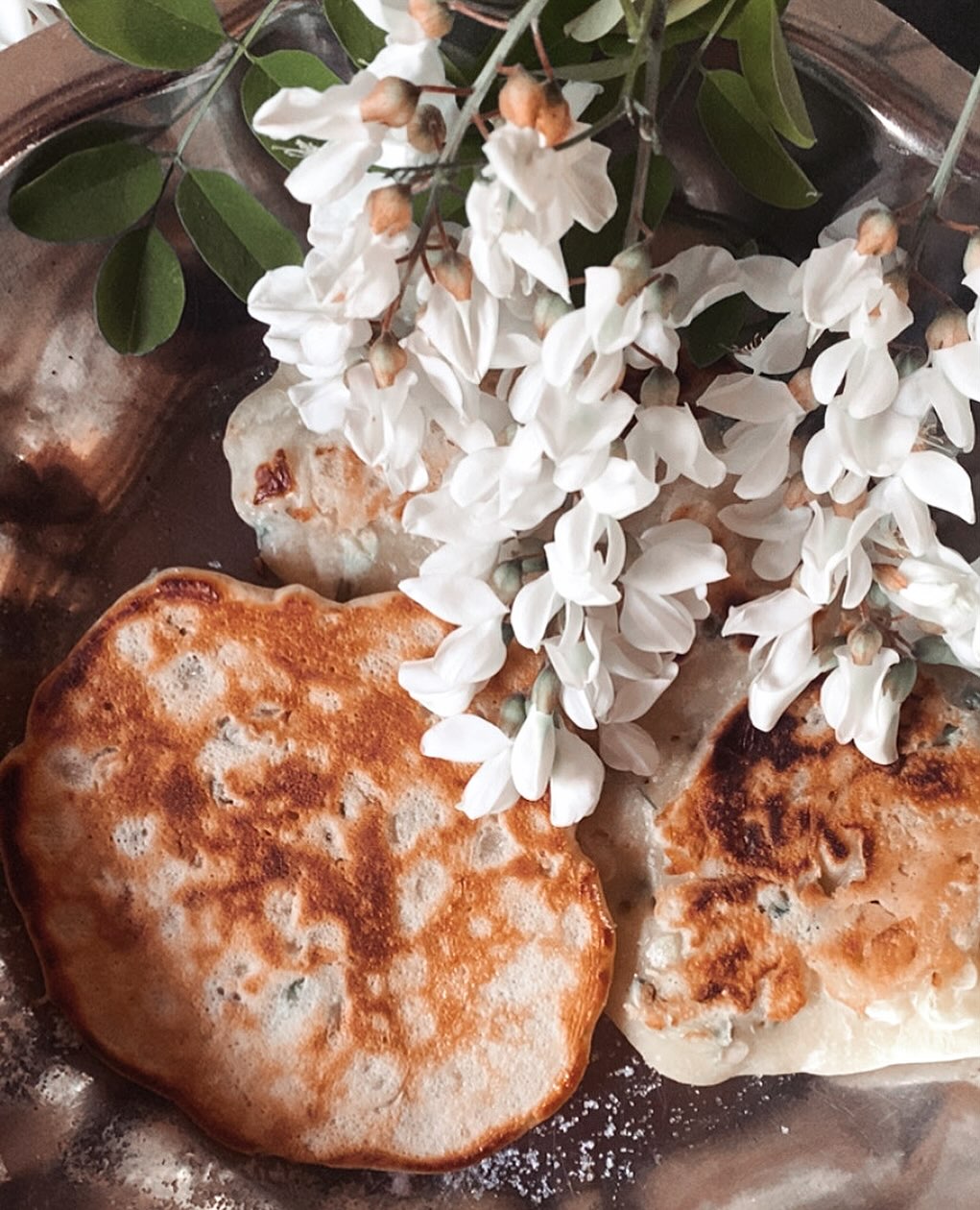 • ACACIAS •
J’adore en faire des petits beignets et avec ma maman, lundi, nous avons été en cueillir dans son jardin pour le goûter.
C’était un moment simple et délicieux.
On est retournées sur mon site dans la rubrique « recettes » pour retrouver les quantités nécessaires et ça m’a un peu pincé le coeur de revoir des photos de ma vie d’avant.
Quand j’étais mariée, qu’on habitait dans notre maison et que j’attendais l’arrivée de notre bébé pour pouvoir ensuite prendre ma disponibilité et me lancer dans mon entreprise.
Aujourd’hui, je suis enfin maman et c’est un cadeau de la vie merveilleux même si les conditions ne sont pas celles que j’espérais.
Je cherche encore le chemin pour allier mes rêves pro avec ma réalité actuelle de maman solo et en attendant de trouver cet équilibre, je remercie…
De pouvoir être à mi temps.
D’avoir ma famille pas trop loin.
D’avoir rencontré mon groupe de copines mamans que je ne connaissais pas à l’époque et qui sont un vrai cadeau dans mon quotidien.
D’avoir découvert une force en moi que je n’imaginais pas.
De ne pas abandonner ma vision même quand c’est difficile.
De continuer à croire que je retrouverai l’amour.